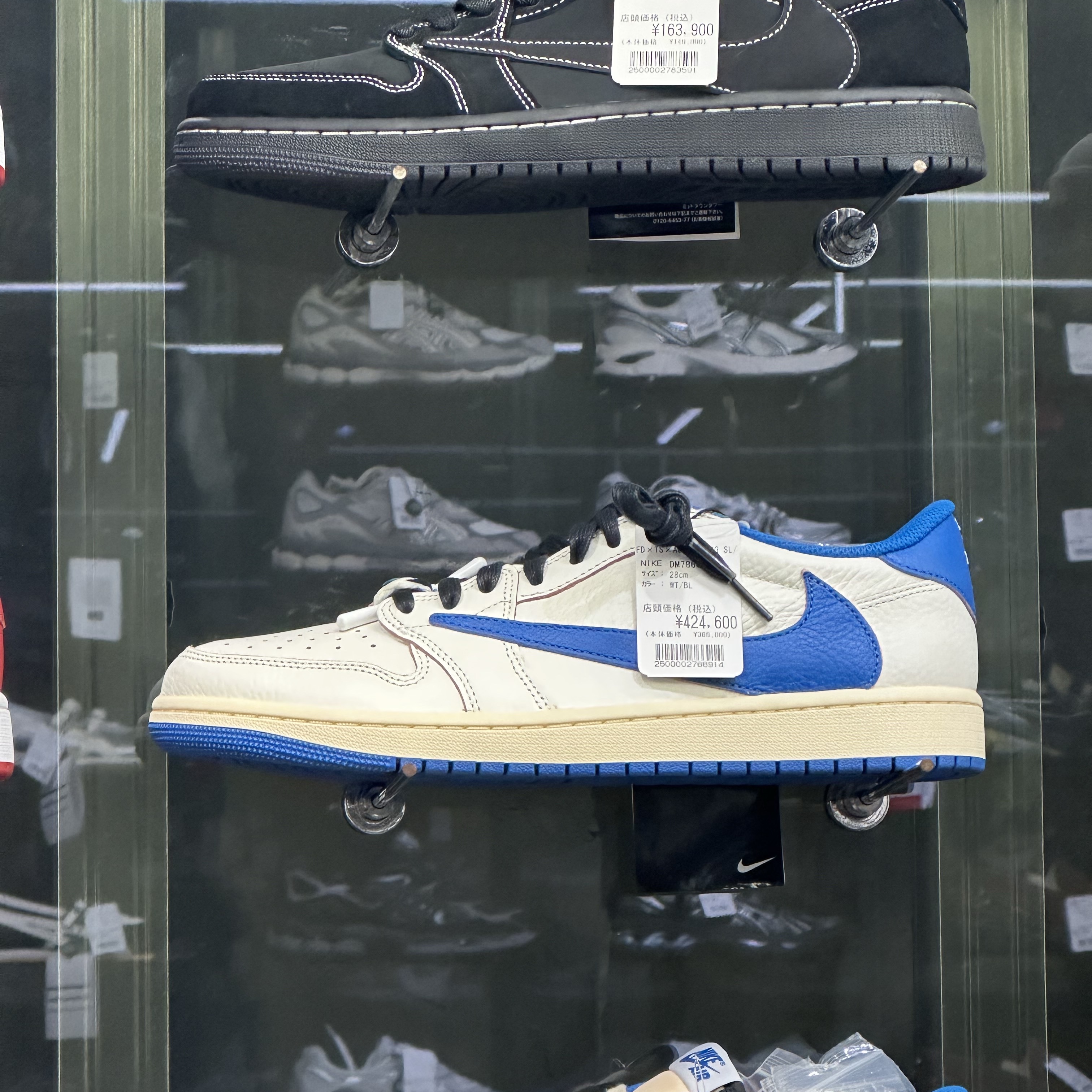 Nike x Atmos Air Max 95 SE Black White, Jordan 1 x Travis Scott x Fragment Retro Low OG SP Sail Military Blue 착용 스타일 - 3