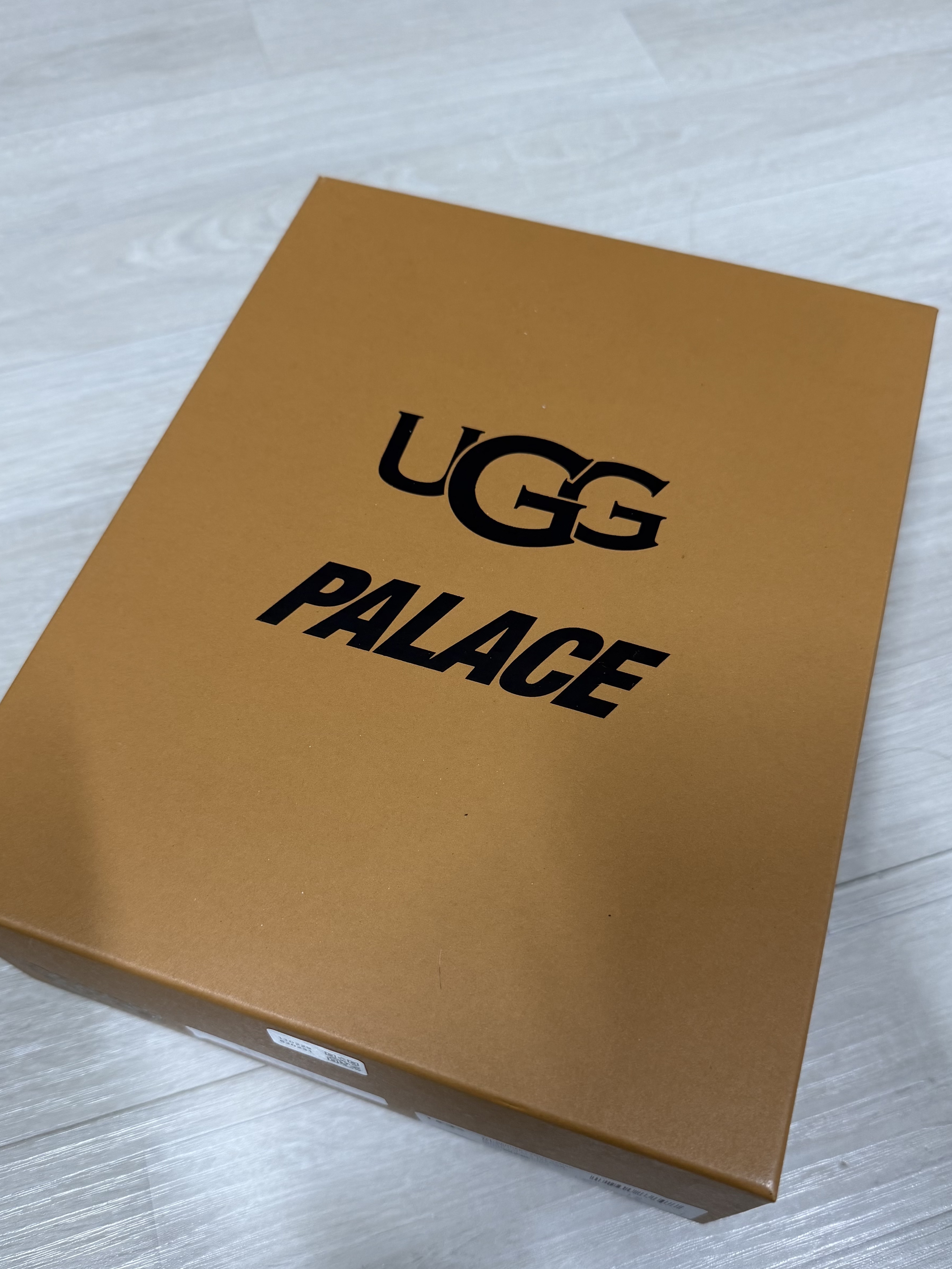 UGG x Palace x Looney Tunes Tasman Slipper Black 착용 스타일 - 3
