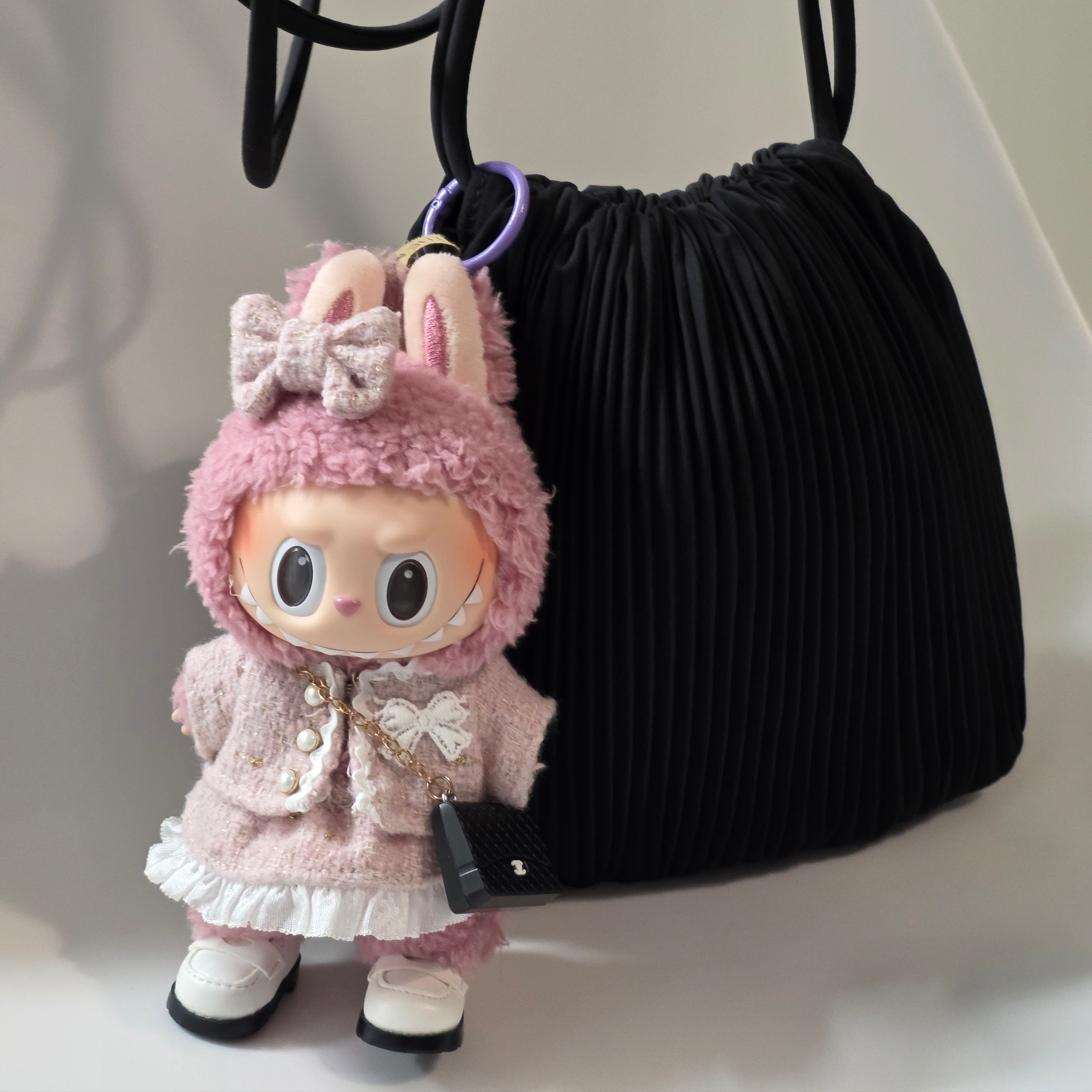 COS Scallop Crossbody Bag Black, Pop Mart Labubu The Monsters Labubu Tasty Macarons Series Lyche Berry Keyring 착용 스타일 - 1