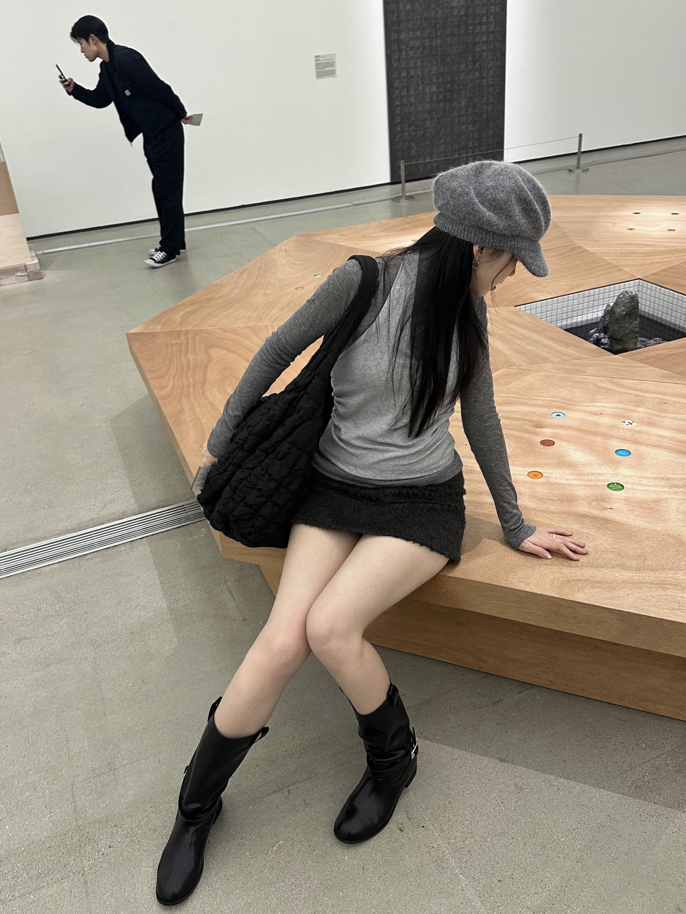 COS Quilted Oversized Shoulder Bag Black 착용 스타일 - 2
