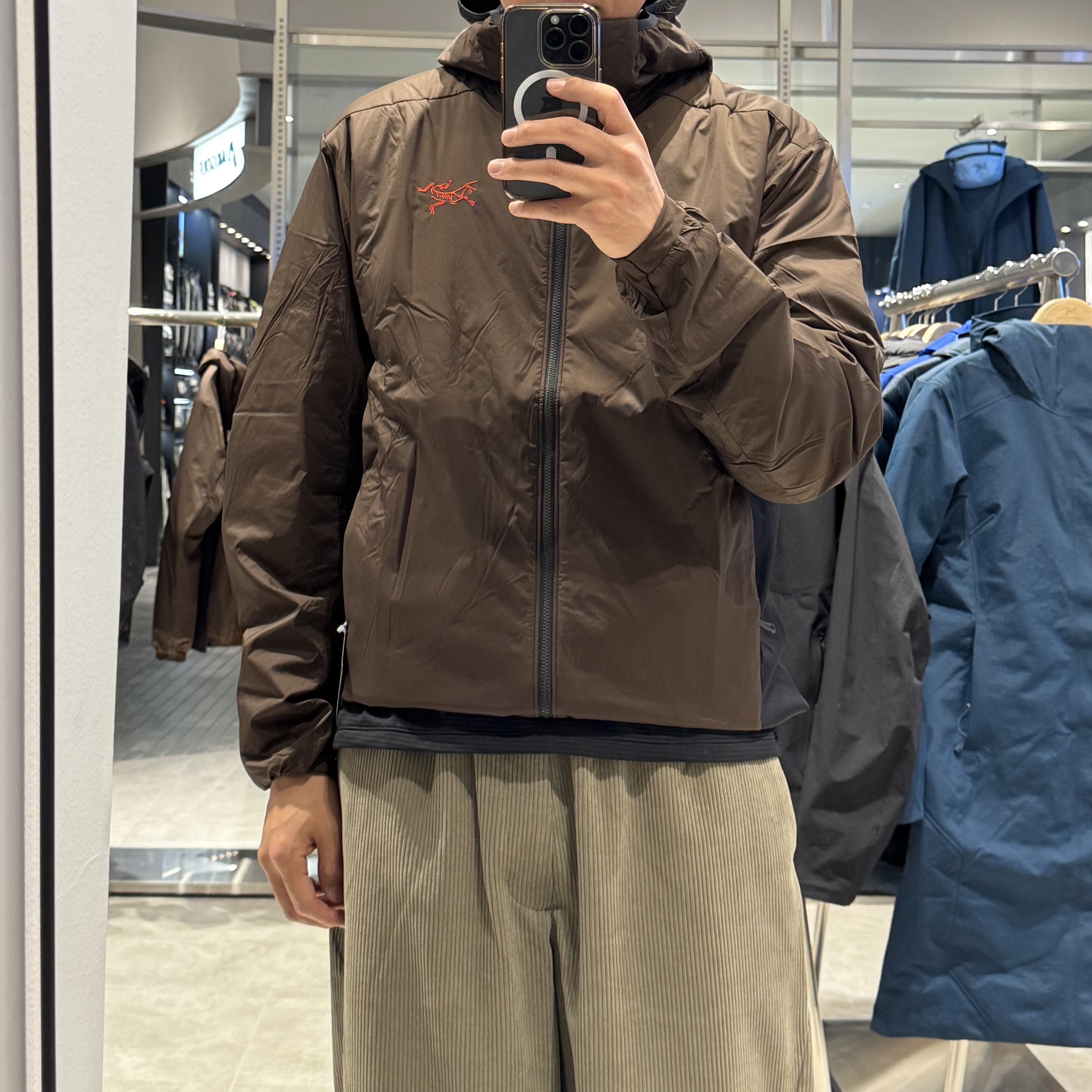 Arc'teryx Atom Hoody Black 착용 스타일 - 1
