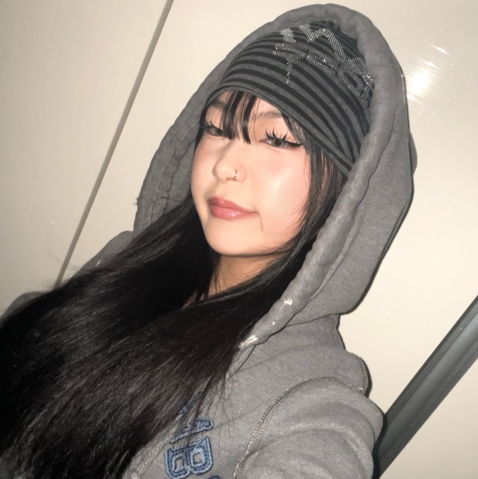 [KREAM 단독] NOMANUAL x LOOPY Hotfix Striped Beanie Black 착용 스타일 - 2