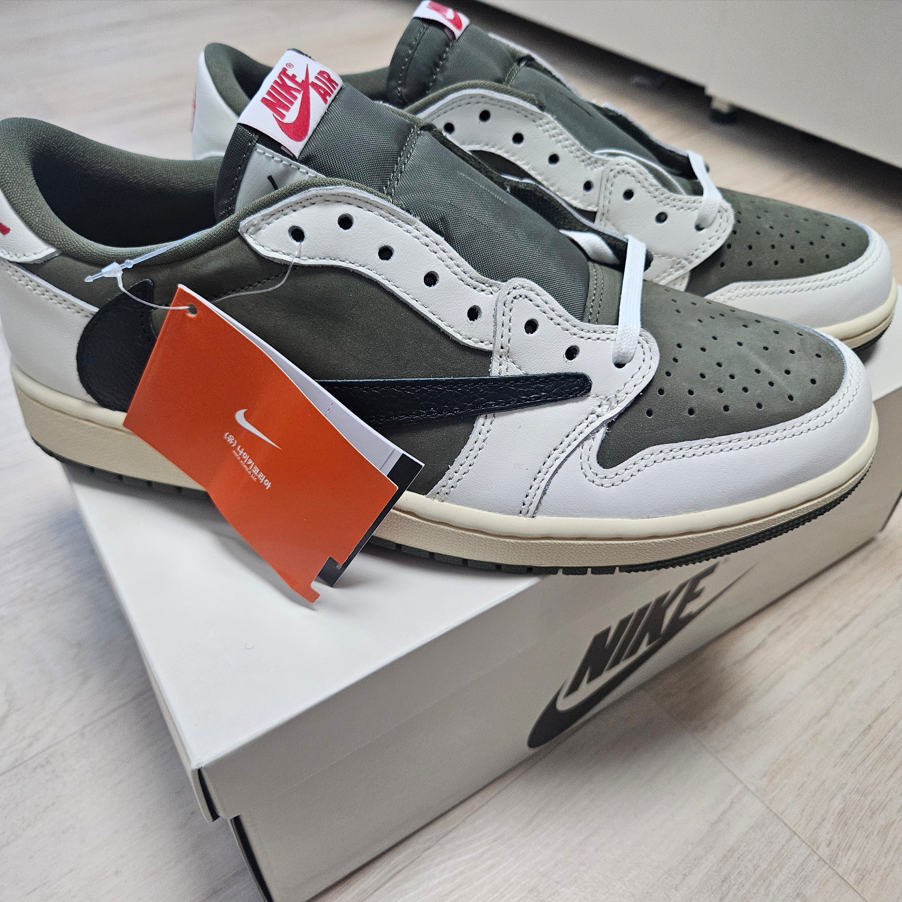 Jordan 1 x Travis Scott Retro Low OG SP Reverse Olive 착용 스타일