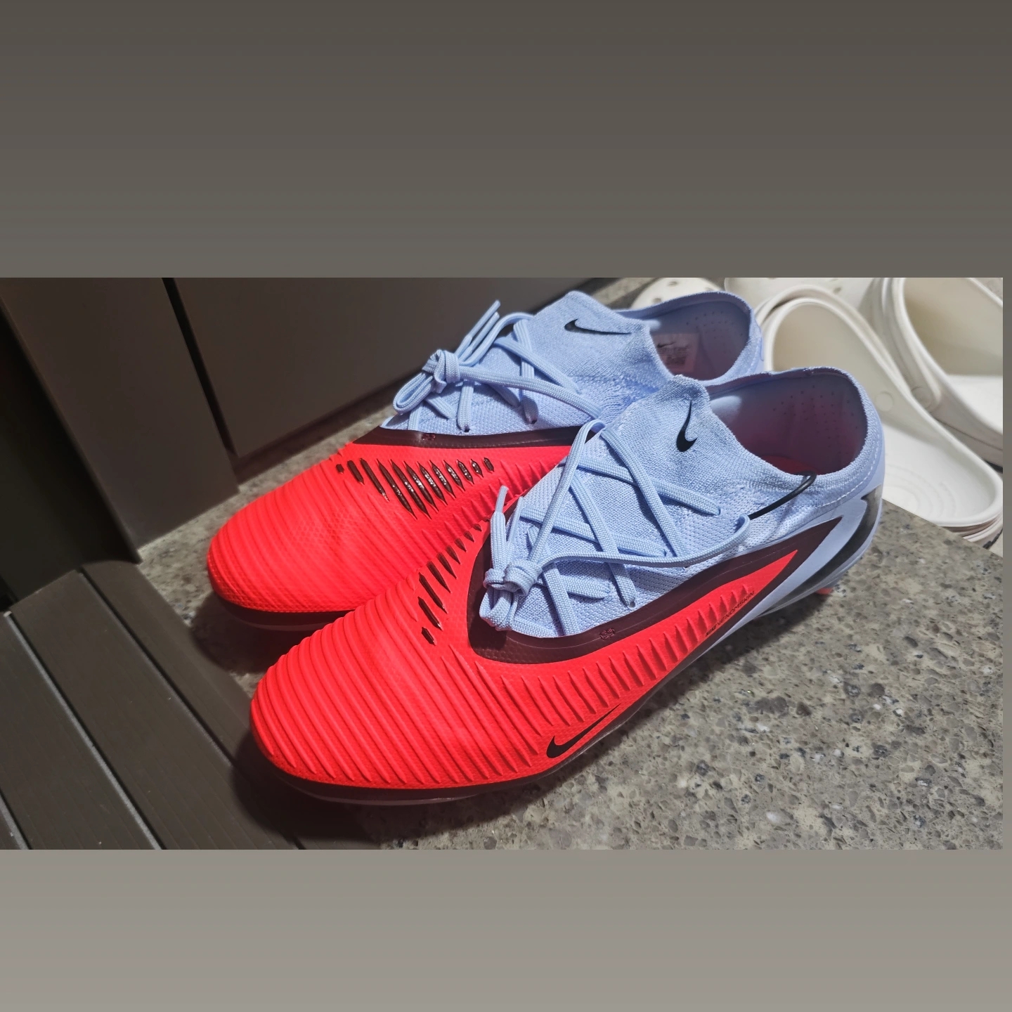 Nike Phantom 6 Low Pro AG Royal Tint Bright Crimson, Mizuno Morelia Neo IV Beta Japan White Black Chinese Red 착용 스타일 - 1