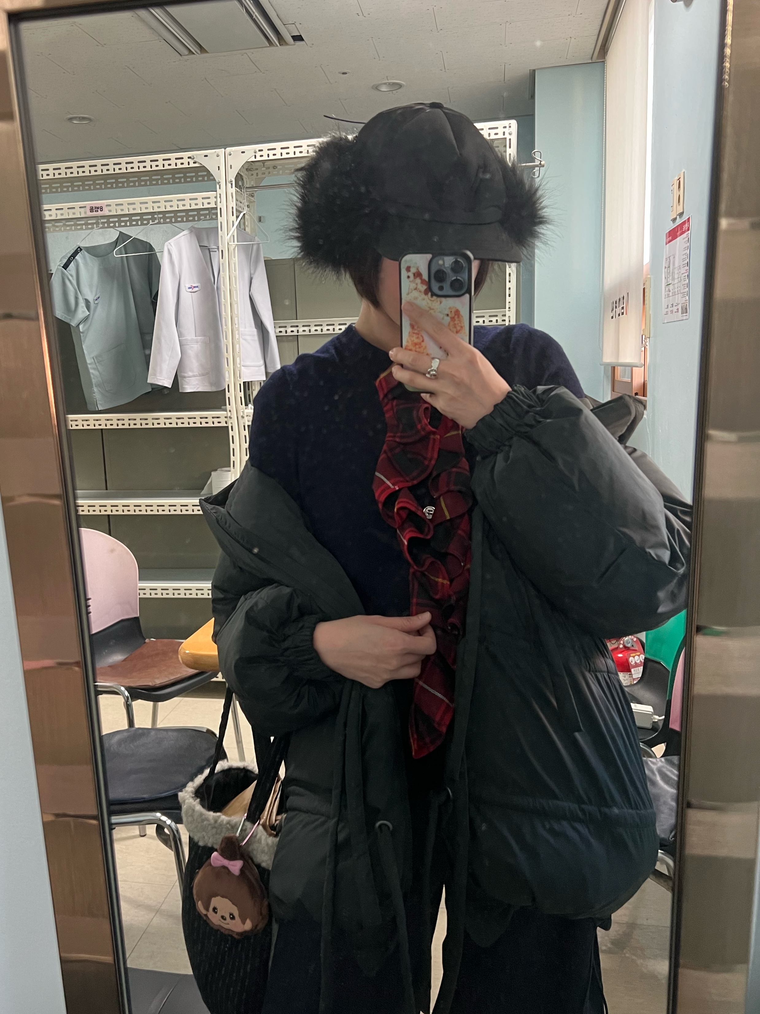 Subu x Coyseio Snug Padding Shoes Black, Open Yy Faux Fur Earflap Cap Black 착용 스타일 - 2