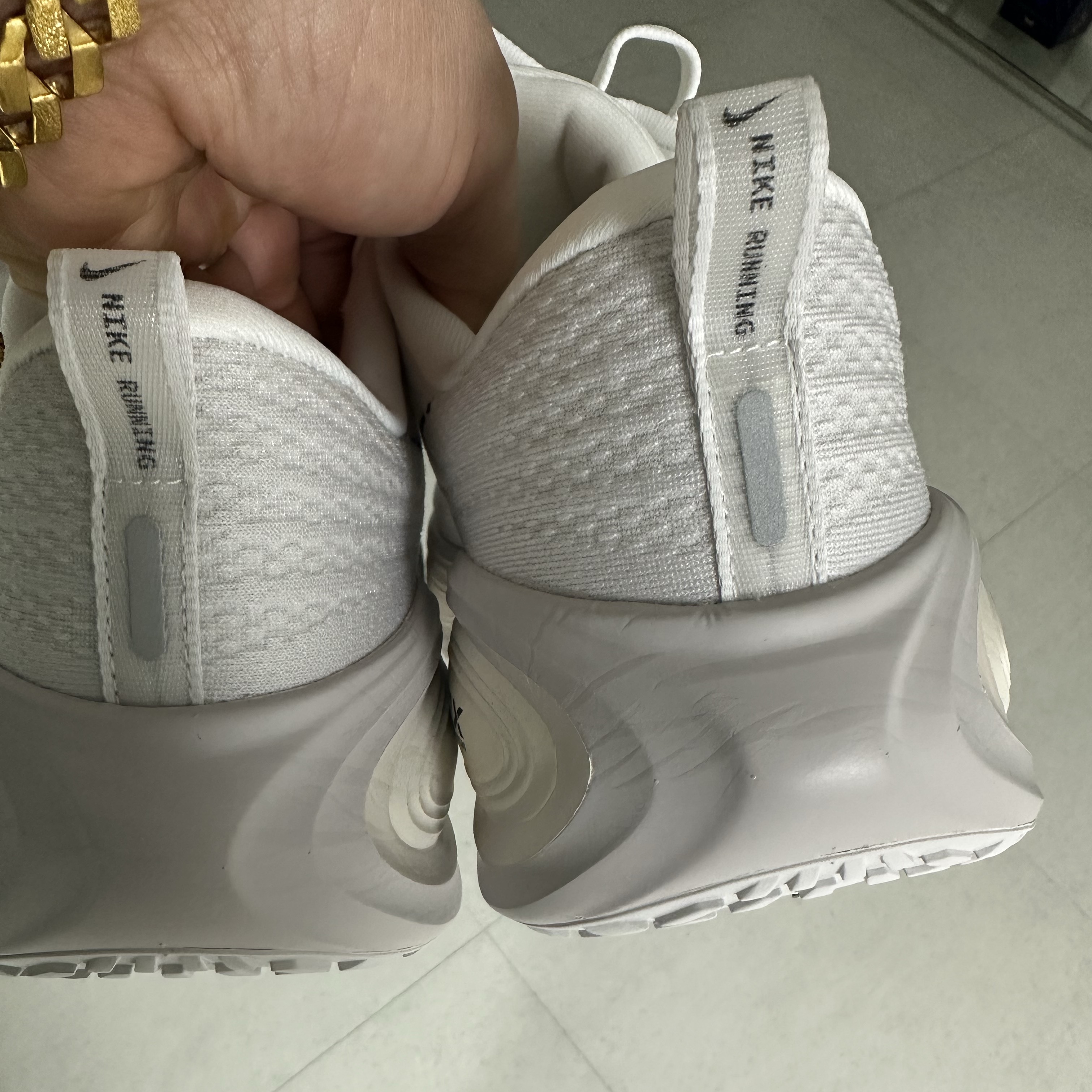 Nike Vomero Plus RUN Summit White Vast Grey 착용 스타일 - 3