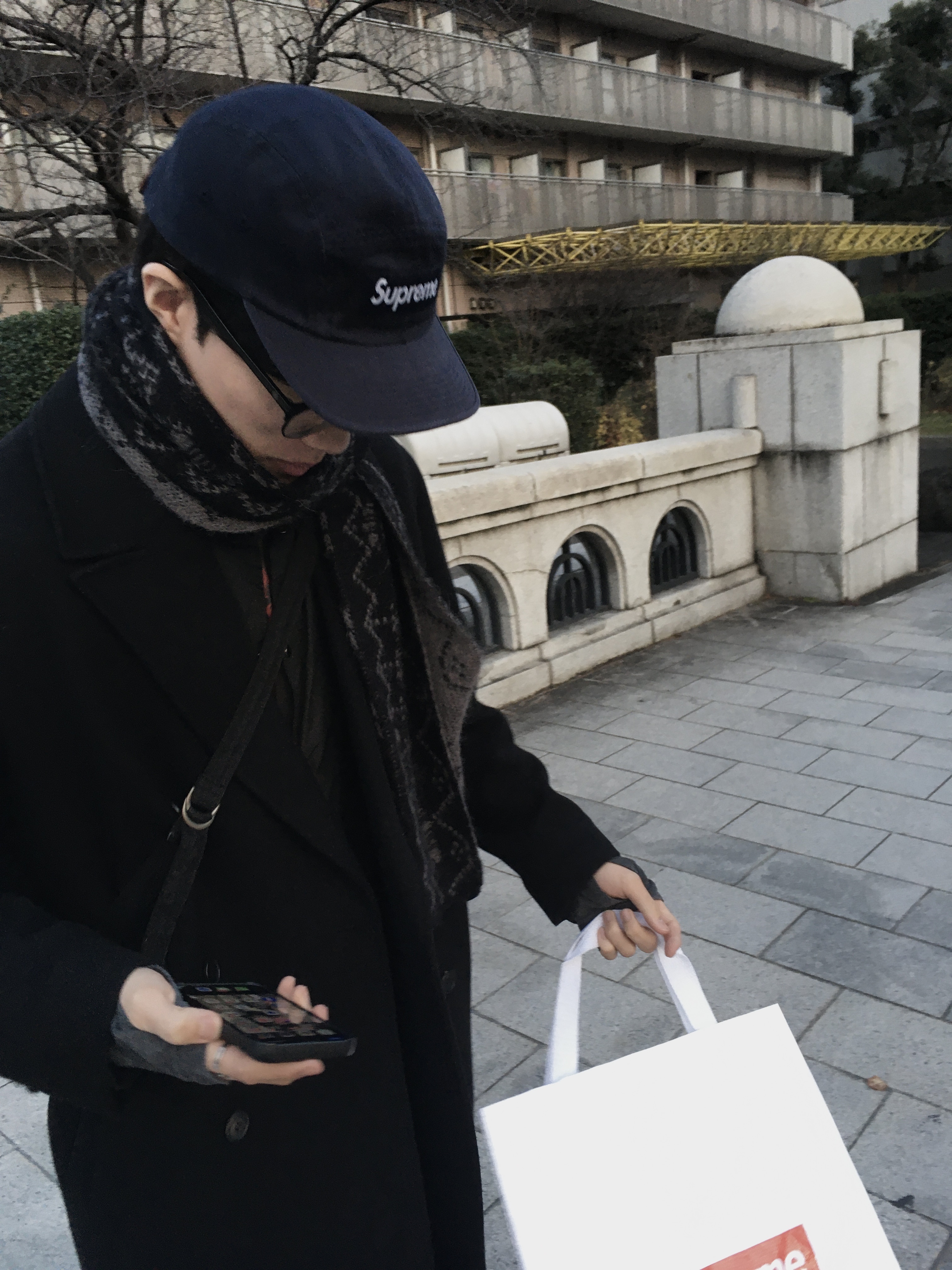 Supreme Washed Chino Twill Camp Cap Navy - 24FW, Polyteru 1011 1/2 Graphic T Shirt 'Cross Tee' Washed Charcoal Brown 착용 스타일 - 1