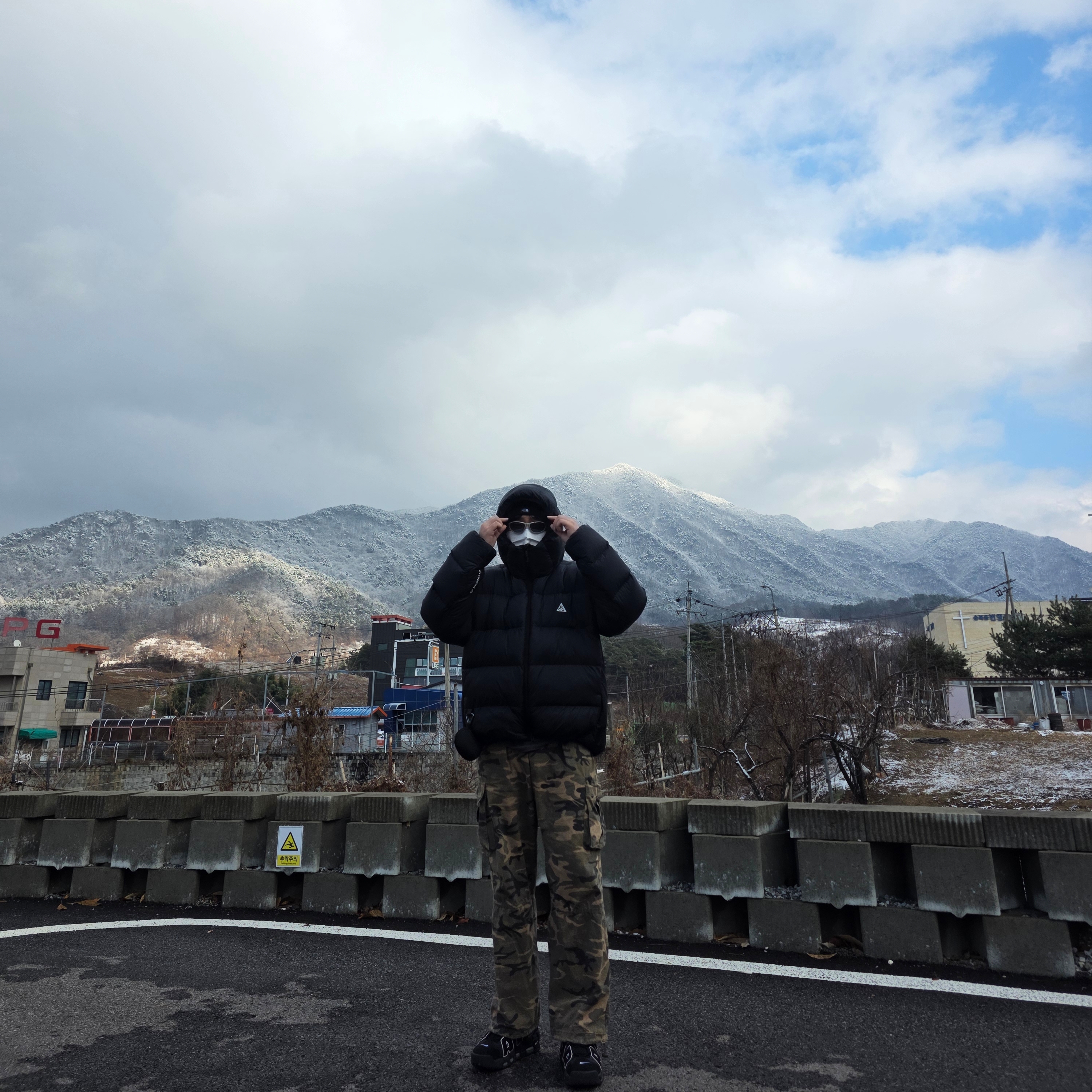 Montbell Trekking Glasses Silver Metallic Light Grey, Nike ACG Therma-Fit ADV Lunar Lake Loose Hooded Jacket Black Summit White - Asia 착용 스타일 - 7