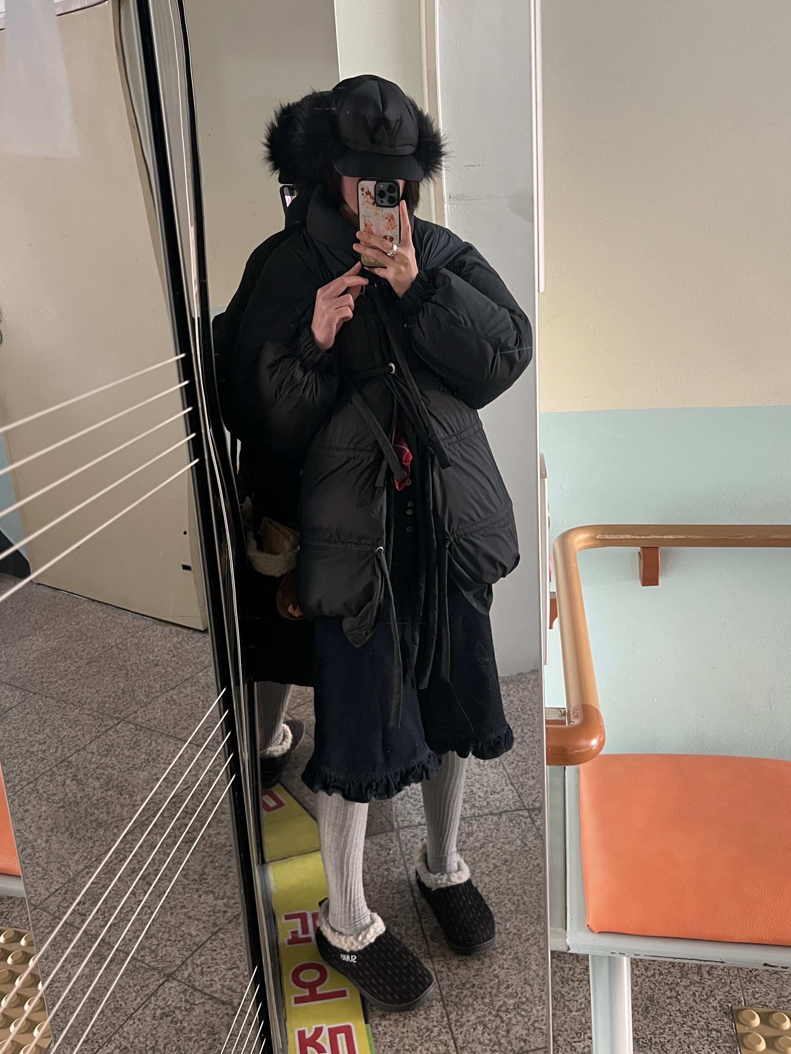 Subu x Coyseio Snug Padding Shoes Black, Open Yy Faux Fur Earflap Cap Black 착용 스타일 - 1