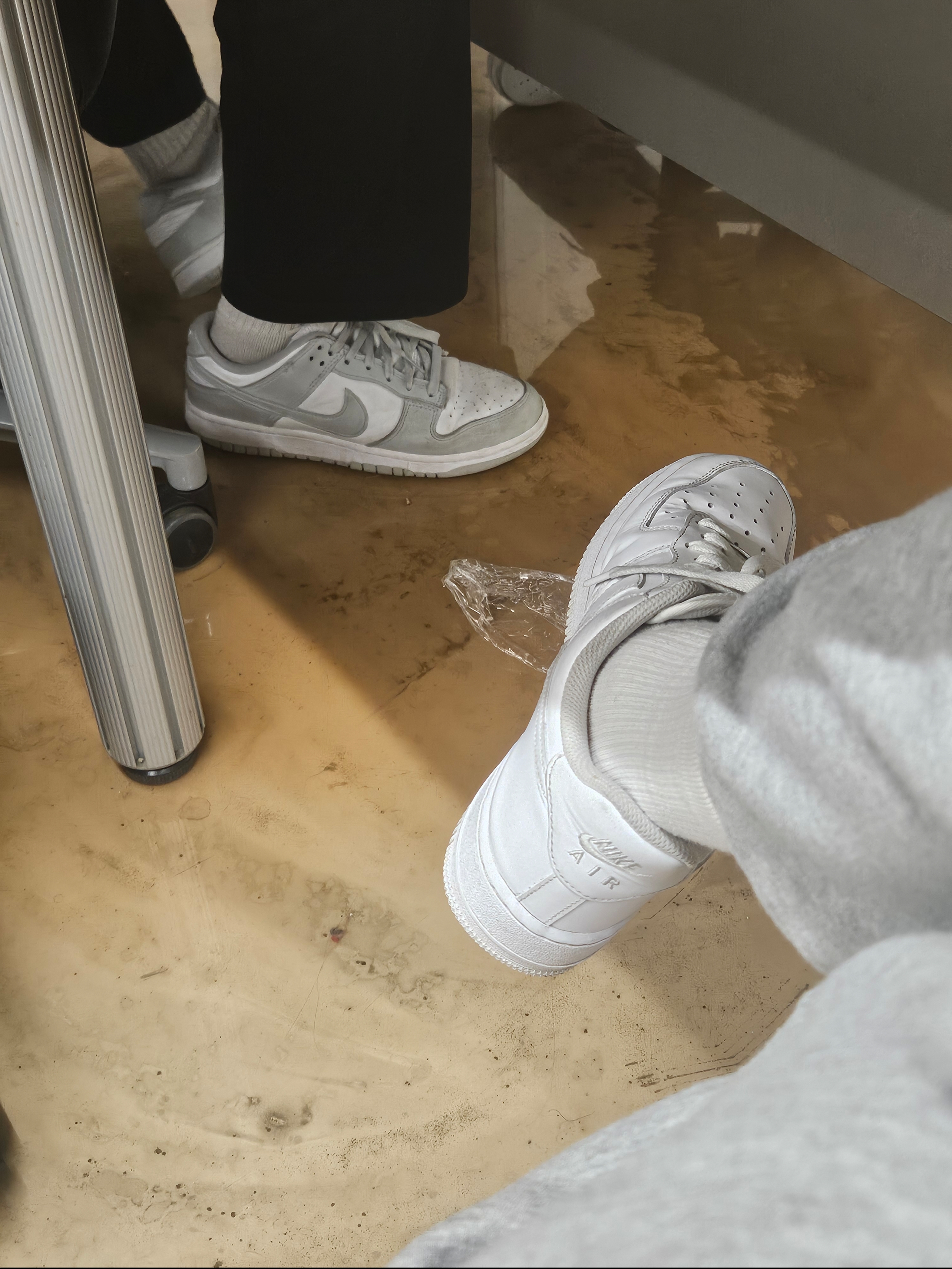 Nike Air Force 1 '07 Low White, Nike Dunk Low Retro Grey Fog 착용 스타일