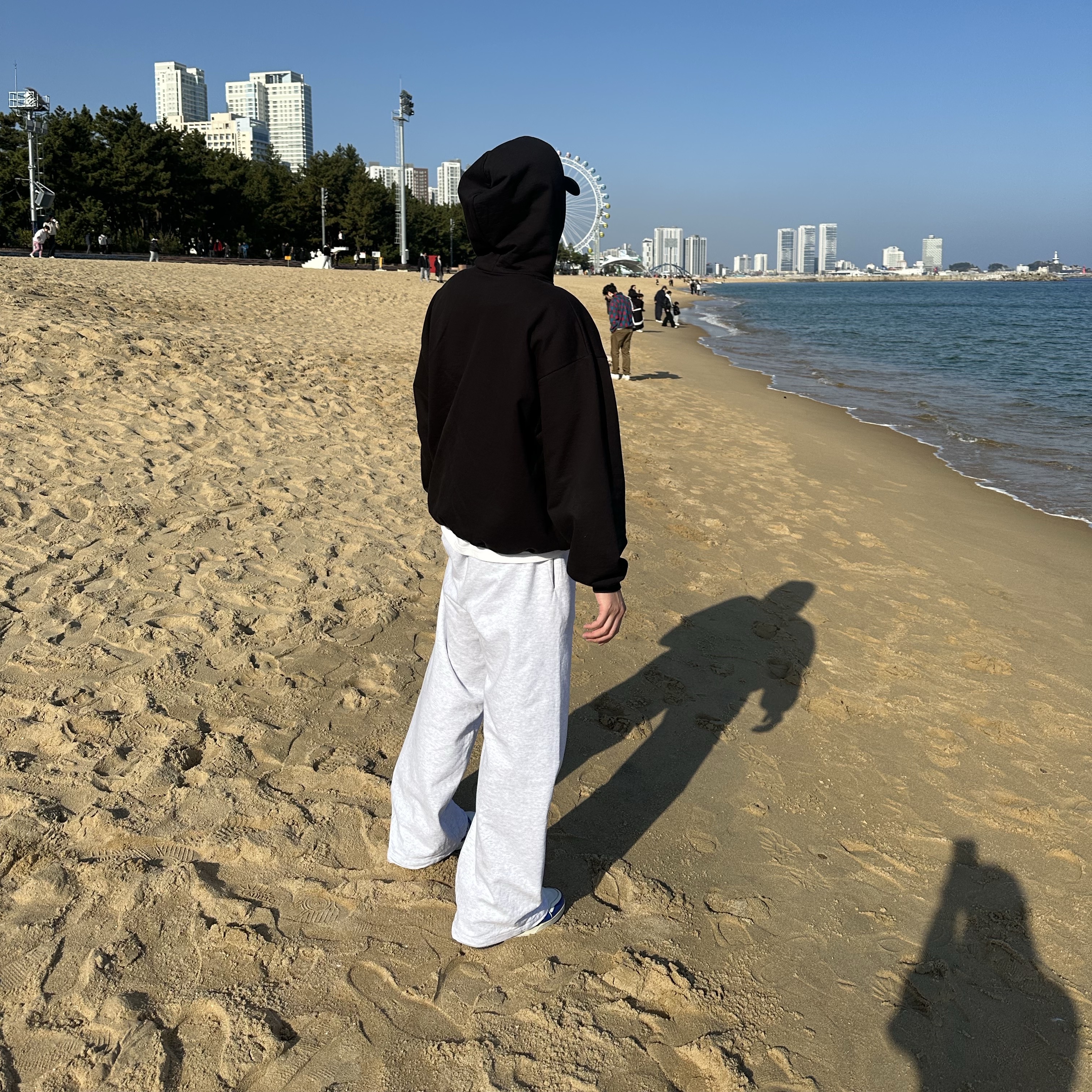 Yeezy x Gosha Rubchinskiy YZY Black Dogs Jogger Heather Grey, Yeezy x Gosha Rubchinskiy YZY Black Dogs Hoodie Black 착용 스타일 - 2