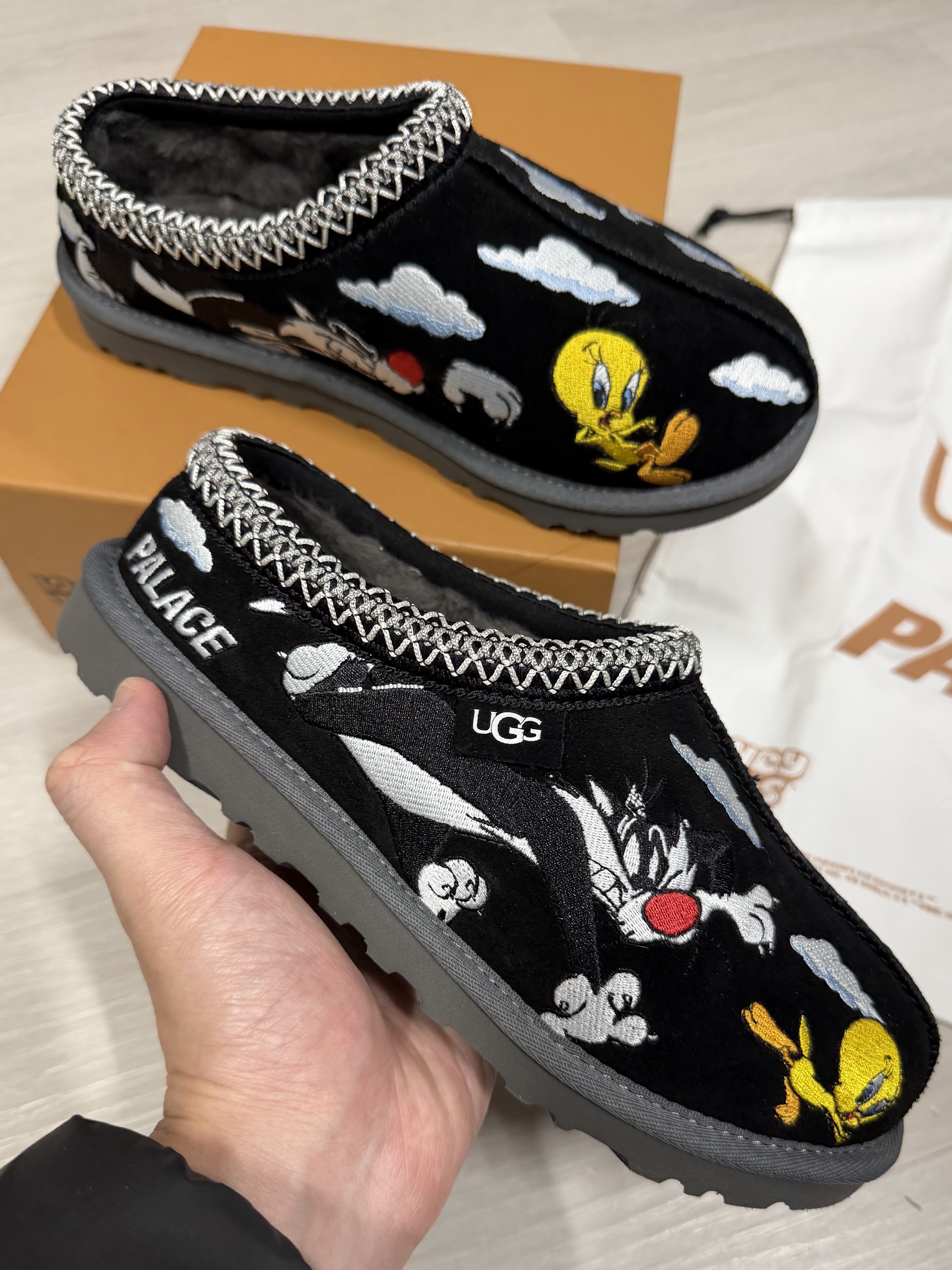 UGG x Palace x Looney Tunes Tasman Slipper Black 착용 스타일 - 2