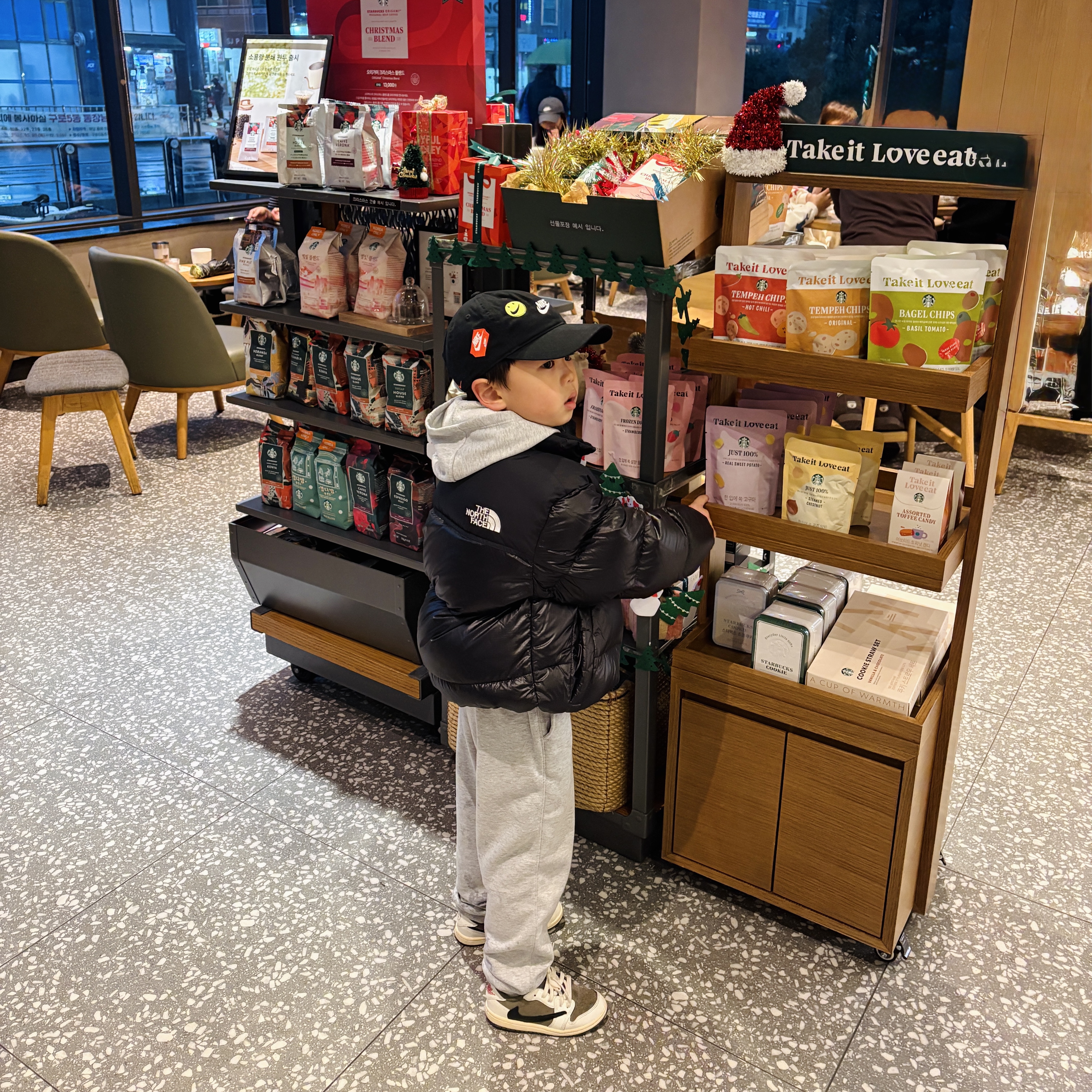 (Kids) The North Face 1996 Eco Nuptse Down Jacket Real Black, (TD) Jordan 1 x Travis Scott Retro Low OG SP Reverse Olive 착용 스타일 - 3