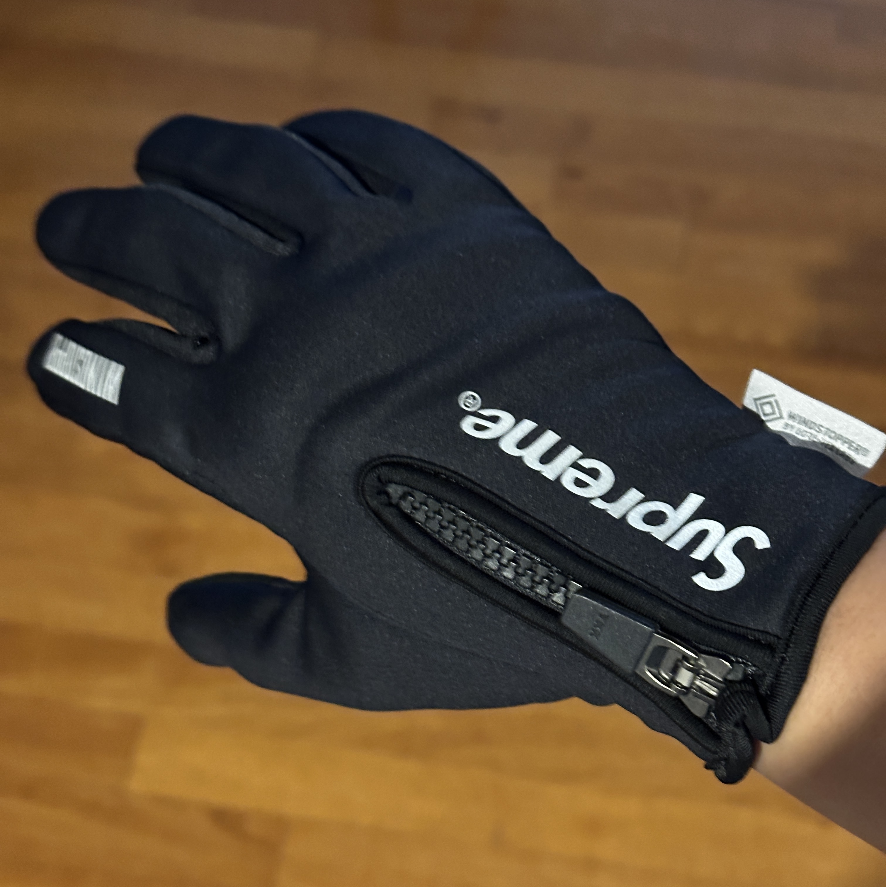 Supreme Windstopper Zip Gloves Black - 24FW 착용 스타일