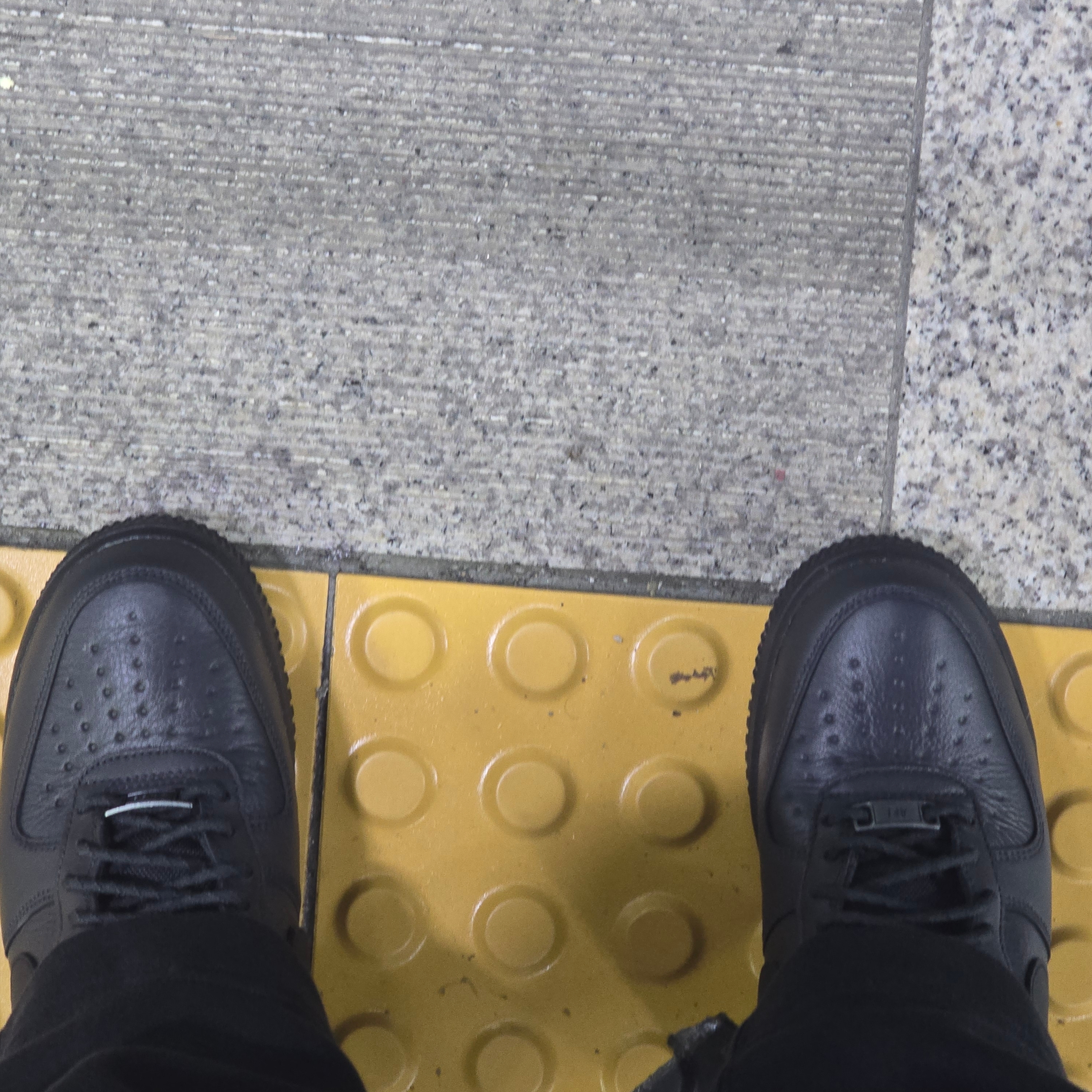Nike Air Force 1 Low Gore-Tex Vibram Off Noir and Black 착용 스타일