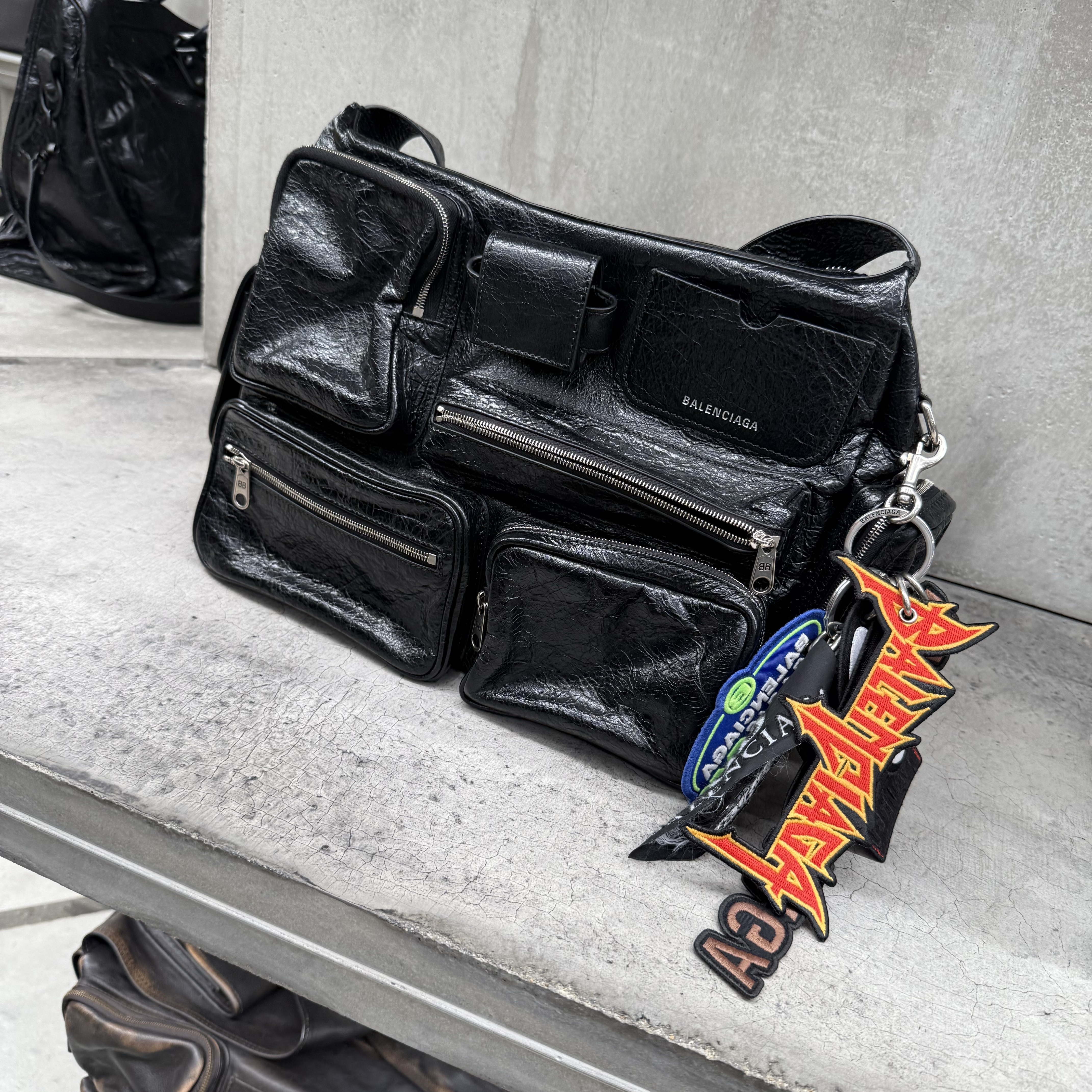 Balenciaga Superbusy Messenger Bag Black 착용 스타일 - 1