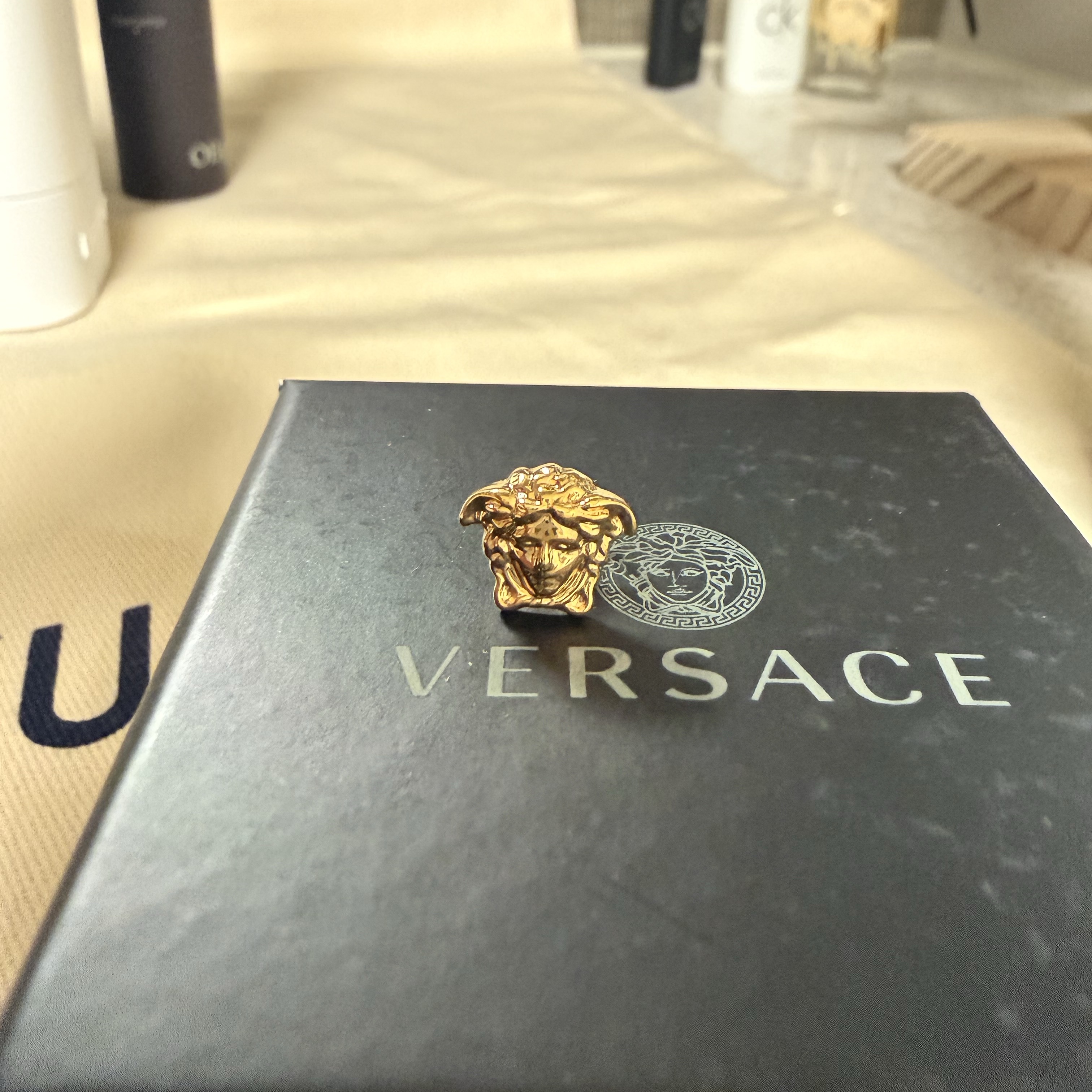 Versace Medusa Stud Earrings Gold 착용 스타일