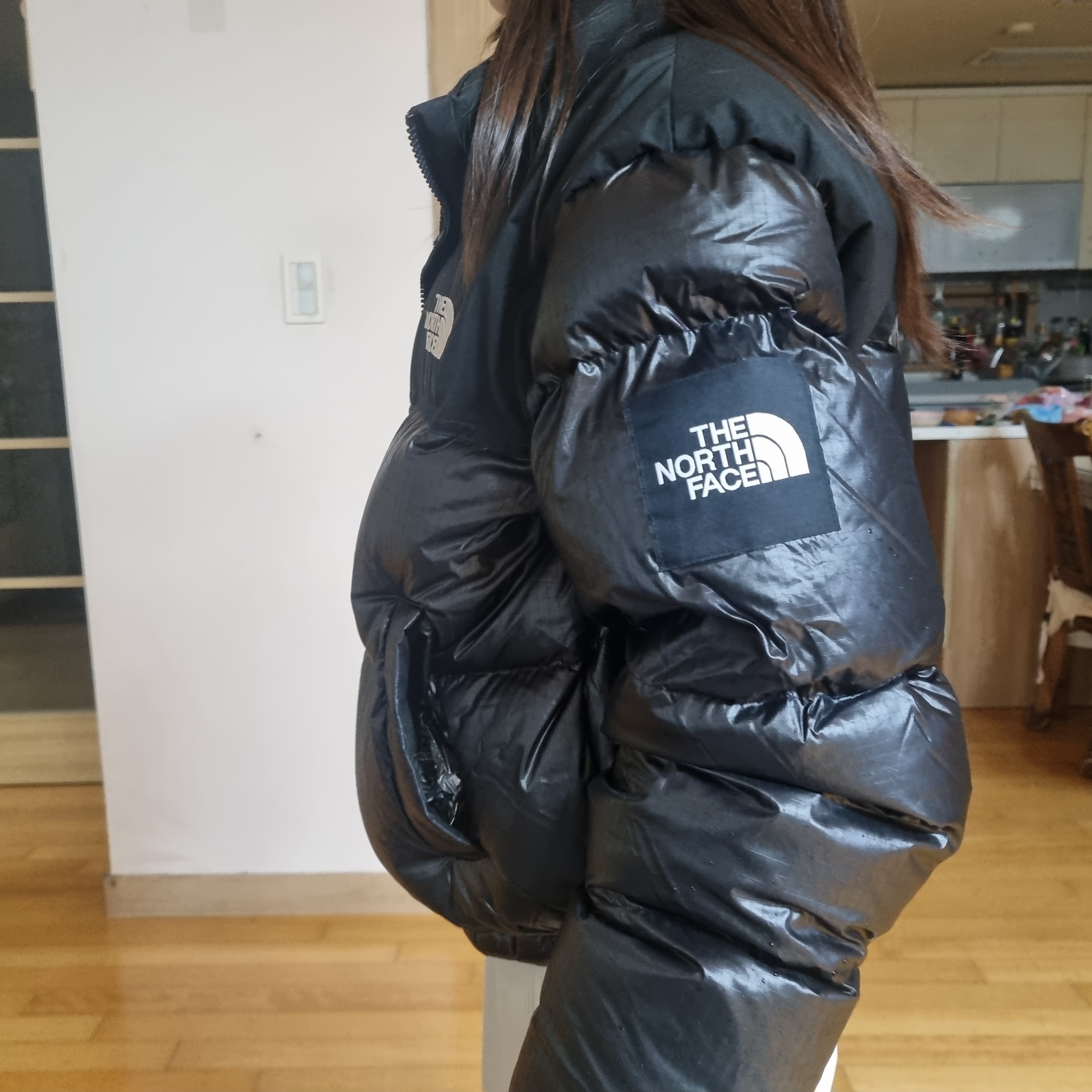 (W) The North Face White Label Novelty Nuptse Down Jacket Black 착용 스타일 - 2