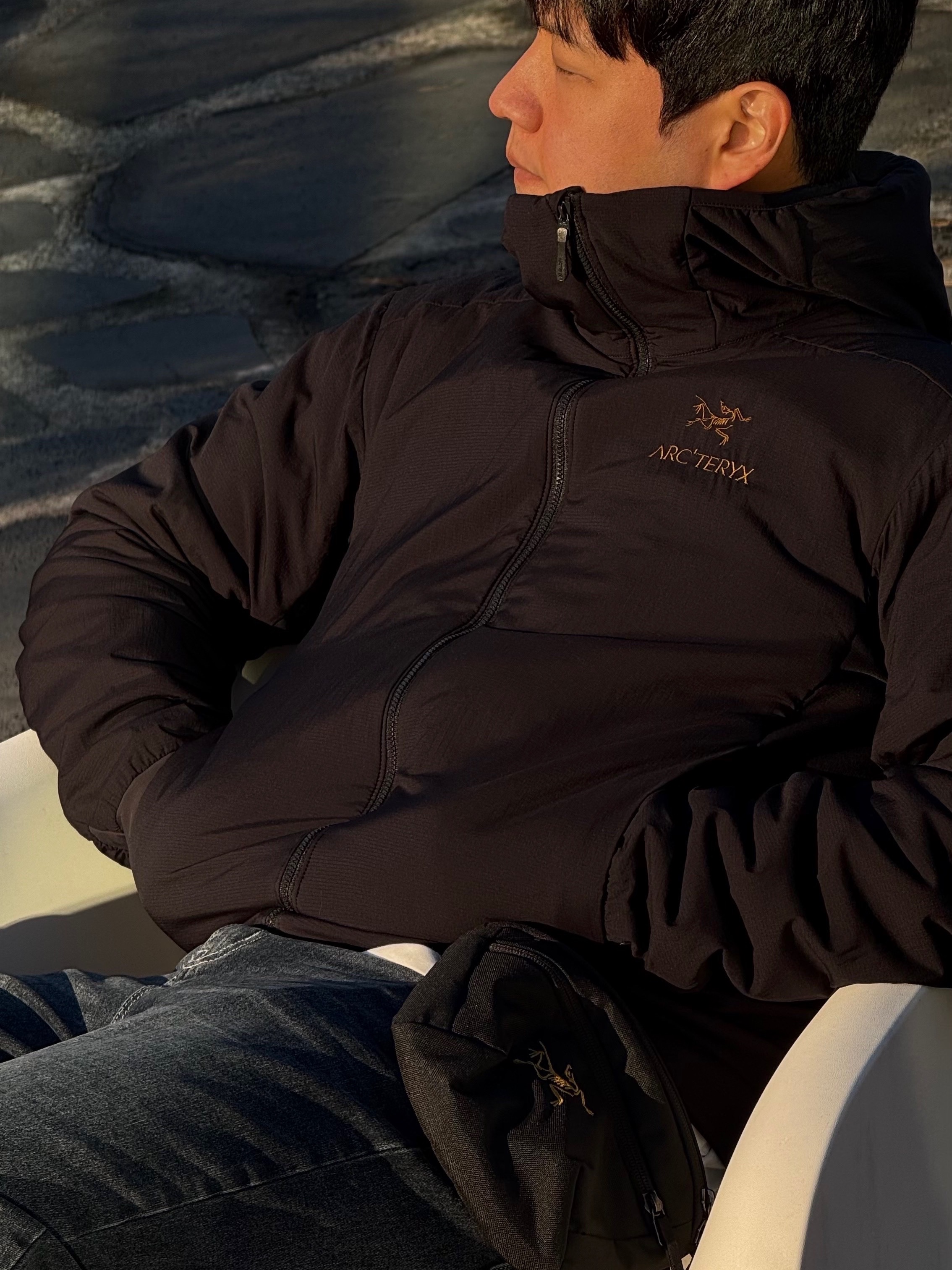 Arc'teryx Atom LT Hoody 24K Black, Arc'teryx Atom Hoody 24K Black 착용 스타일 - 1