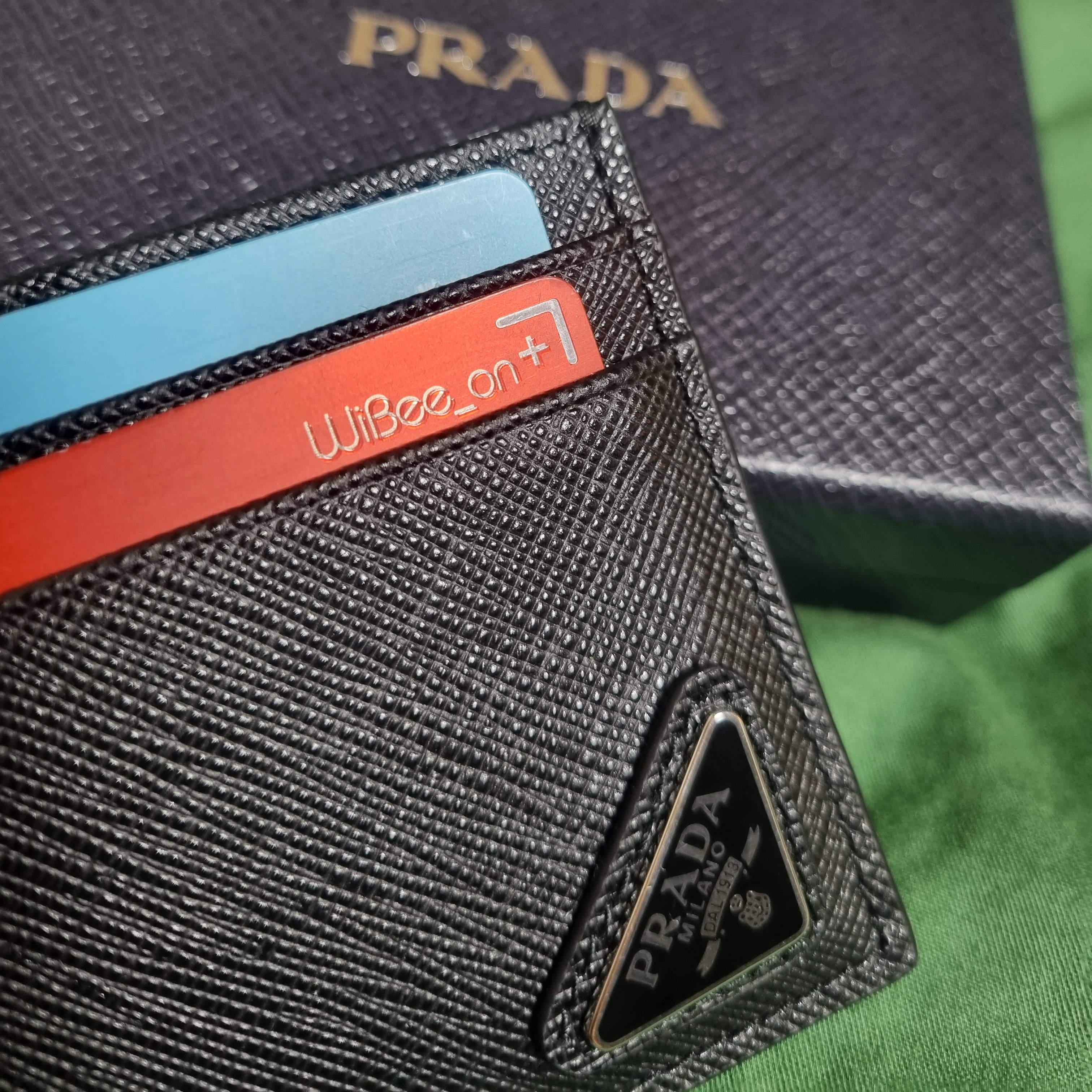 Prada Saffiano Leather Card Holder Black 착용 스타일
