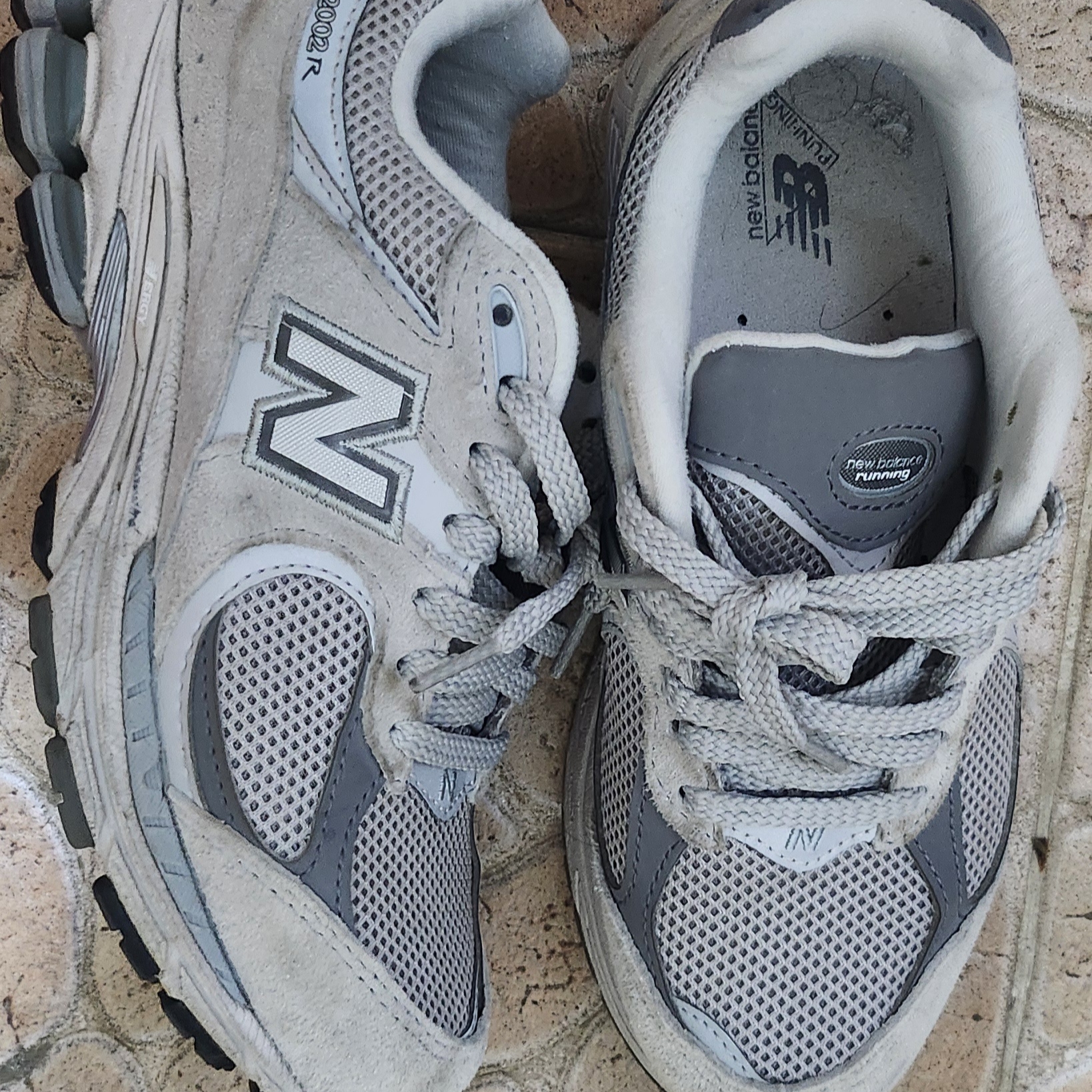 New Balance 2002R T2 Gray 착용 스타일