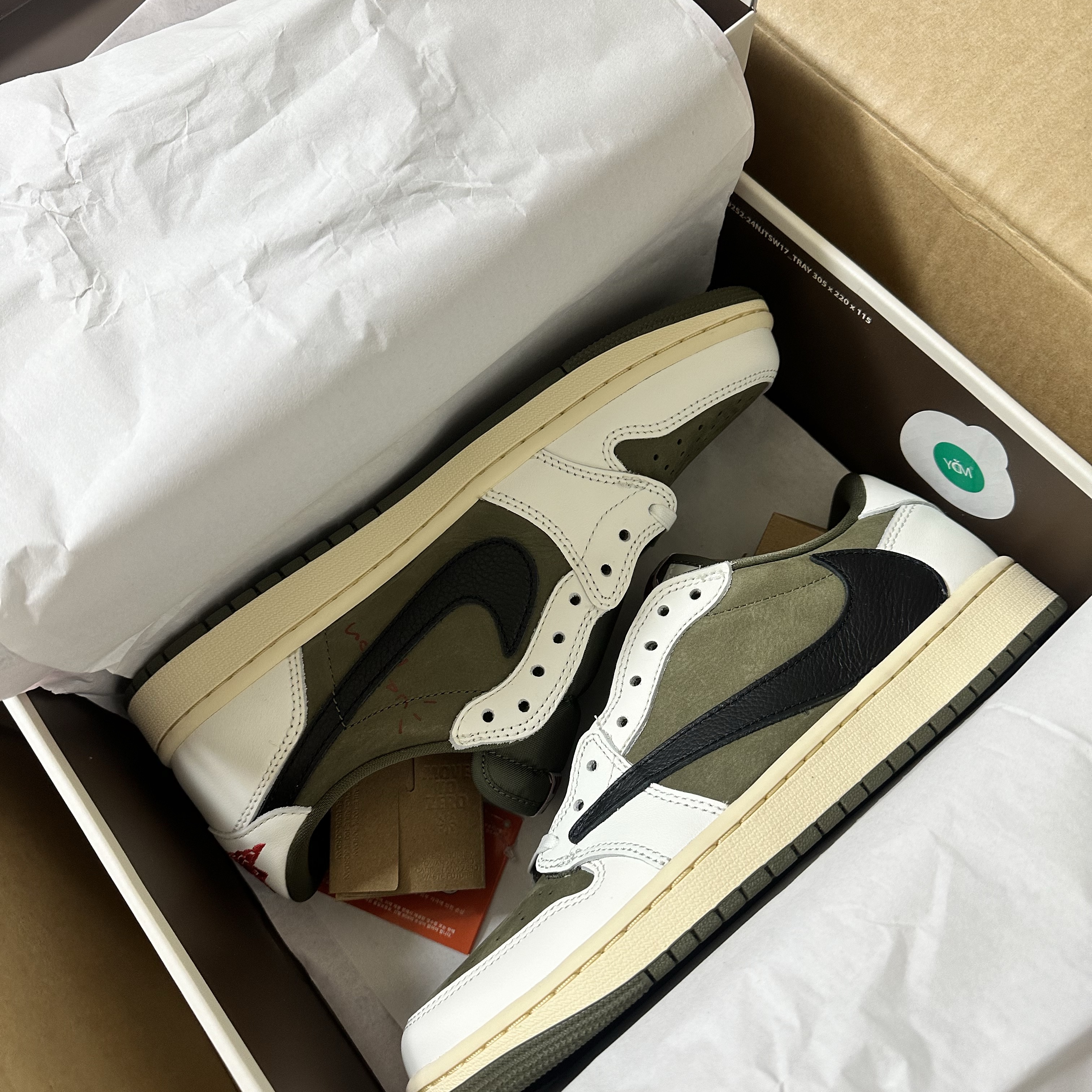 Jordan 1 x Travis Scott Retro Low OG SP Reverse Olive 착용 스타일 - 2