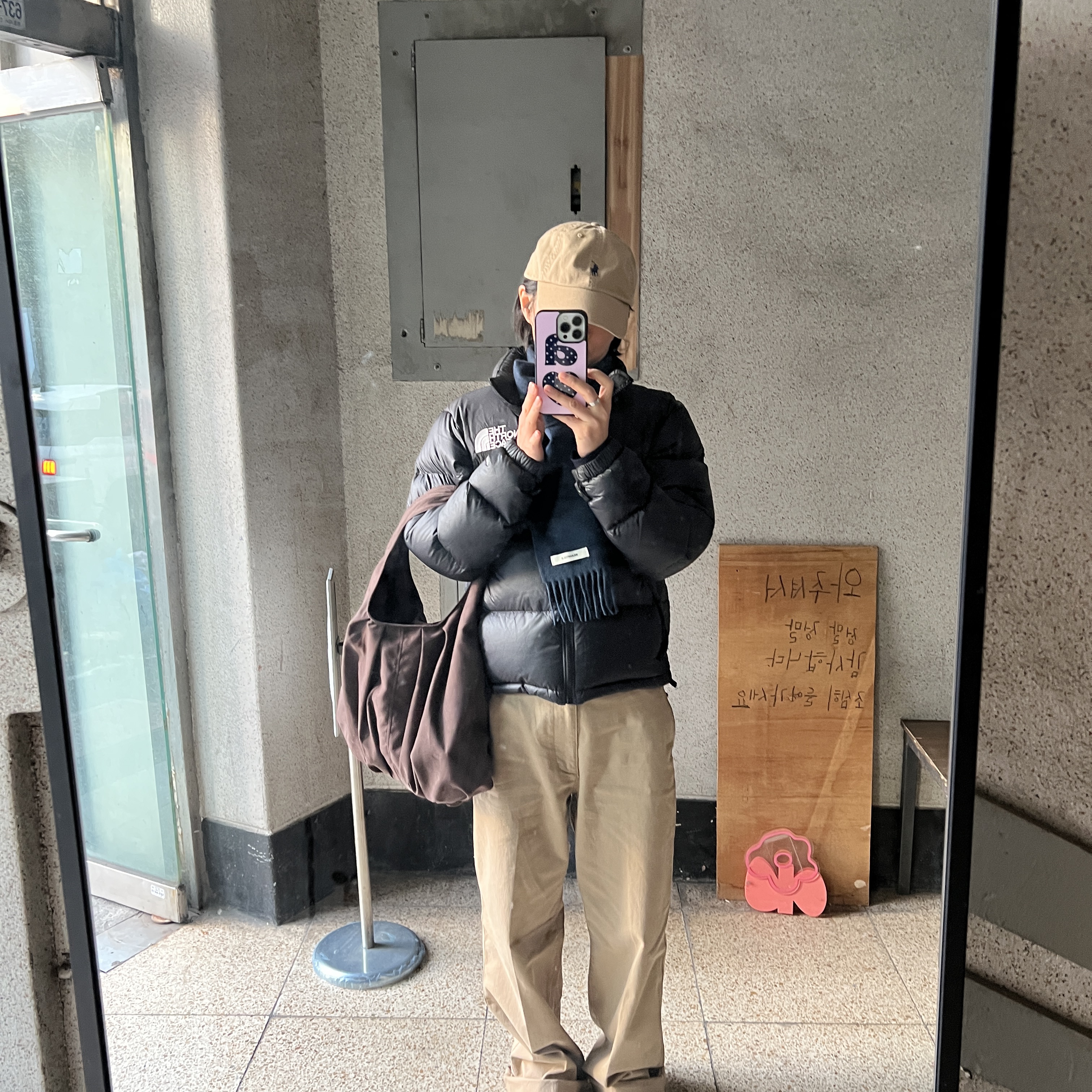 (W) The North Face 1996 Retro Nuptse Jacket Recycled TNF Black 착용 스타일 - 2