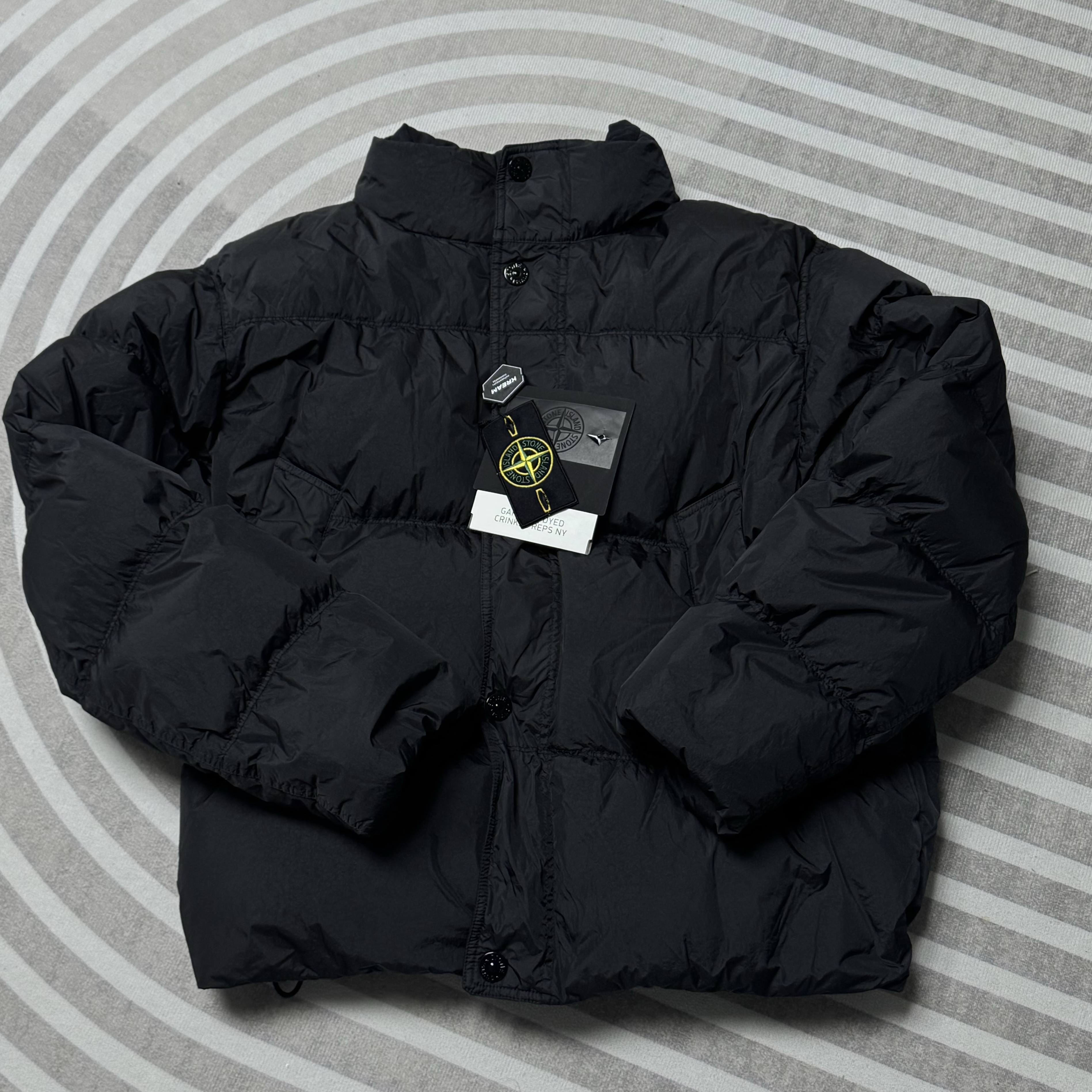 Stone Island 4100010 Crinkle Reps NY Recycled Nylon Down Jacket with Wind Resistant Black - 25FW 착용 스타일 - 1
