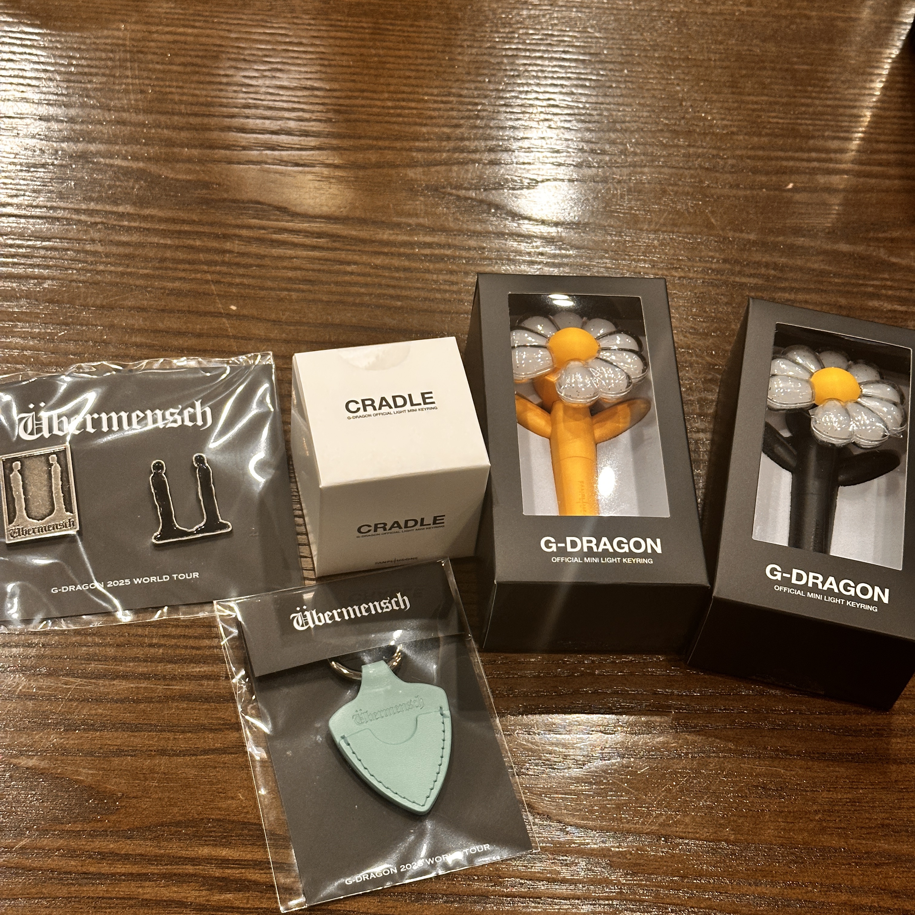 G-DRAGON Ubermensch Official Mini Light Keyring, G-DRAGON Ubermensch Official Mini Light Keyring Yellow 착용 스타일