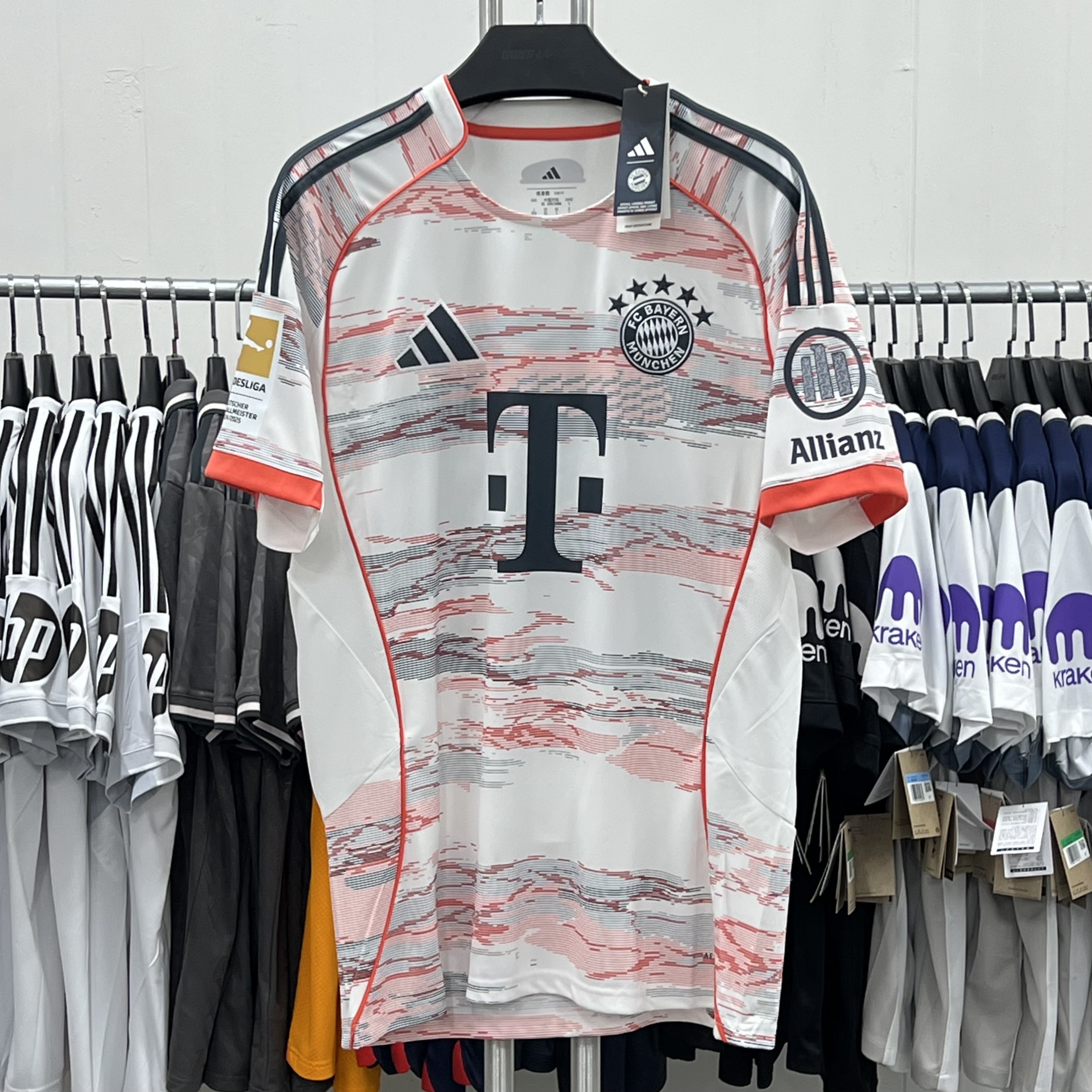 Adidas Bayern Munchen 2024/25 Home Jersey Red - KR Sizing (Non Marking Ver.), Adidas Bayern Munchen 2023/24 Home Jersey White Red - KR Sizing (Non Marking Ver.) 착용 스타일 - 2