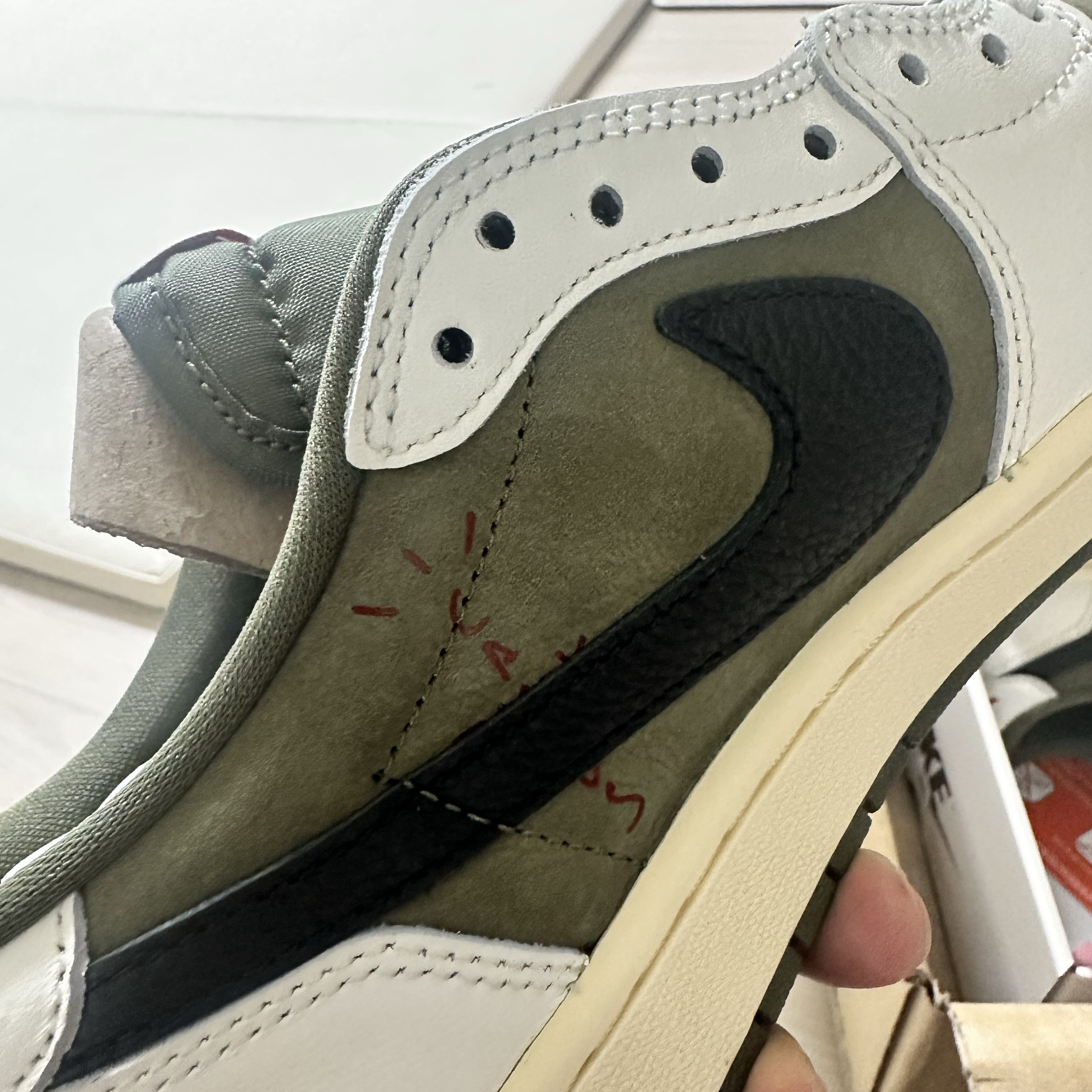 Jordan 1 x Travis Scott Retro Low OG SP Reverse Olive 착용 스타일 - 4