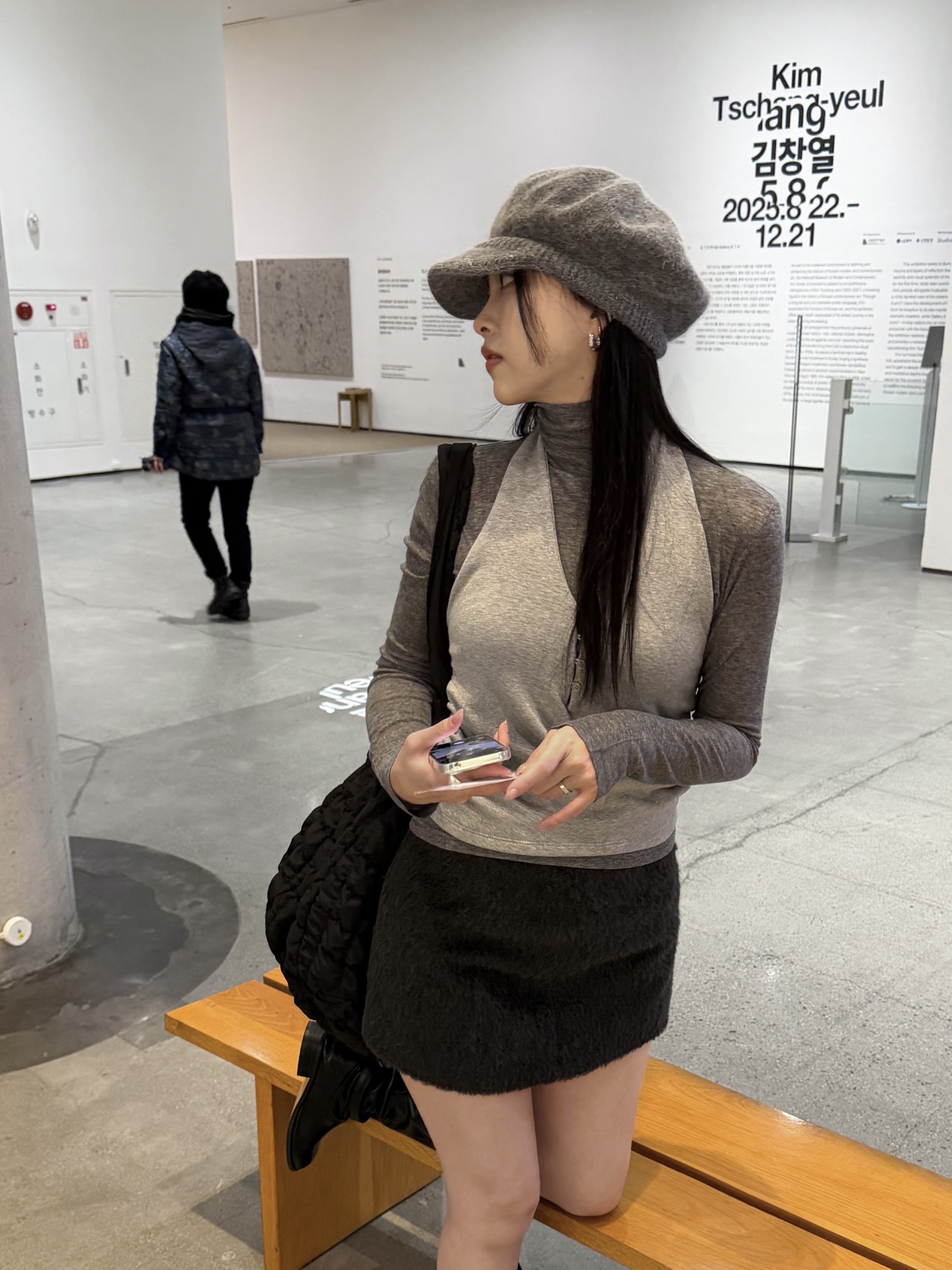COS Quilted Oversized Shoulder Bag Black 착용 스타일 - 1