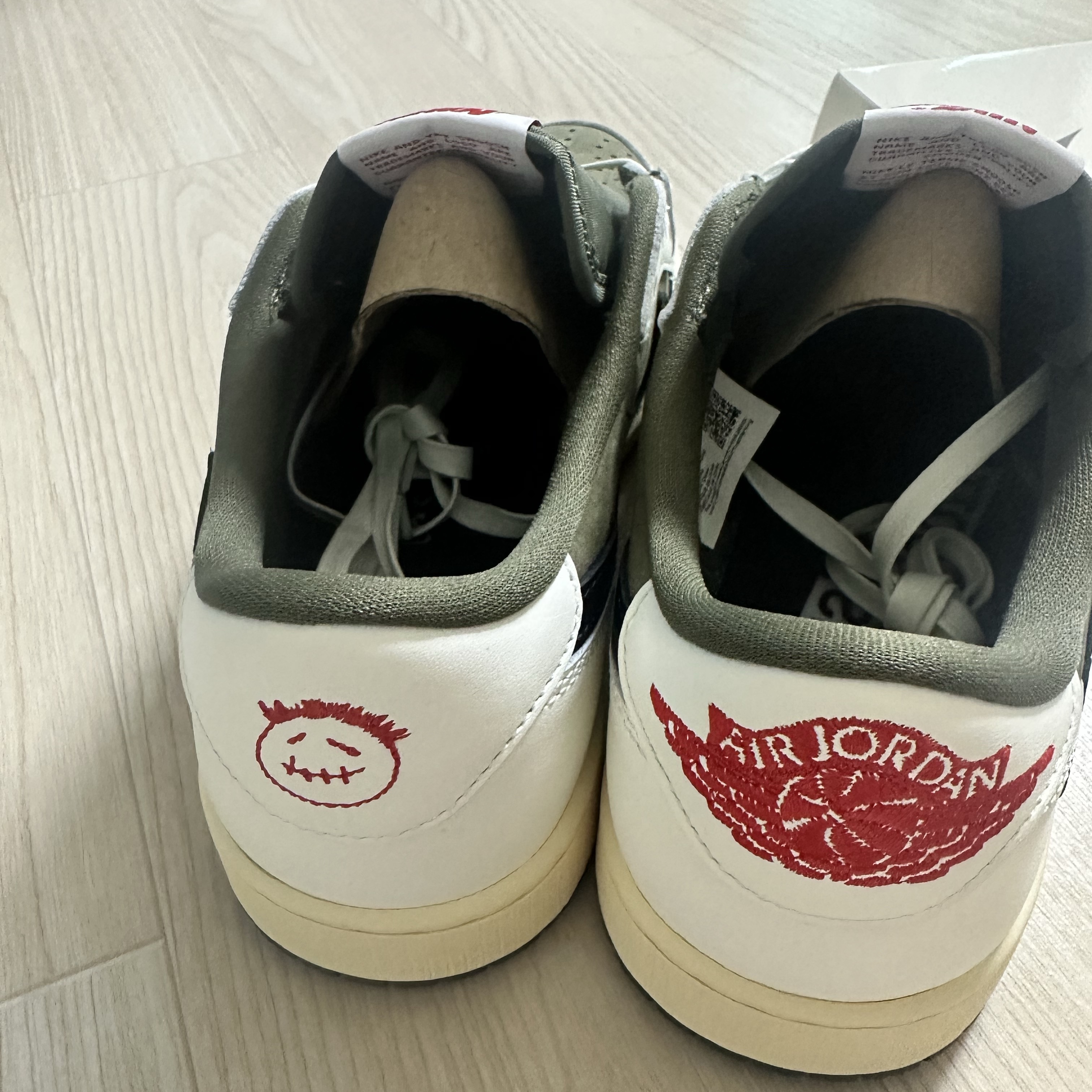 Jordan 1 x Travis Scott Retro Low OG SP Reverse Olive 착용 스타일 - 3