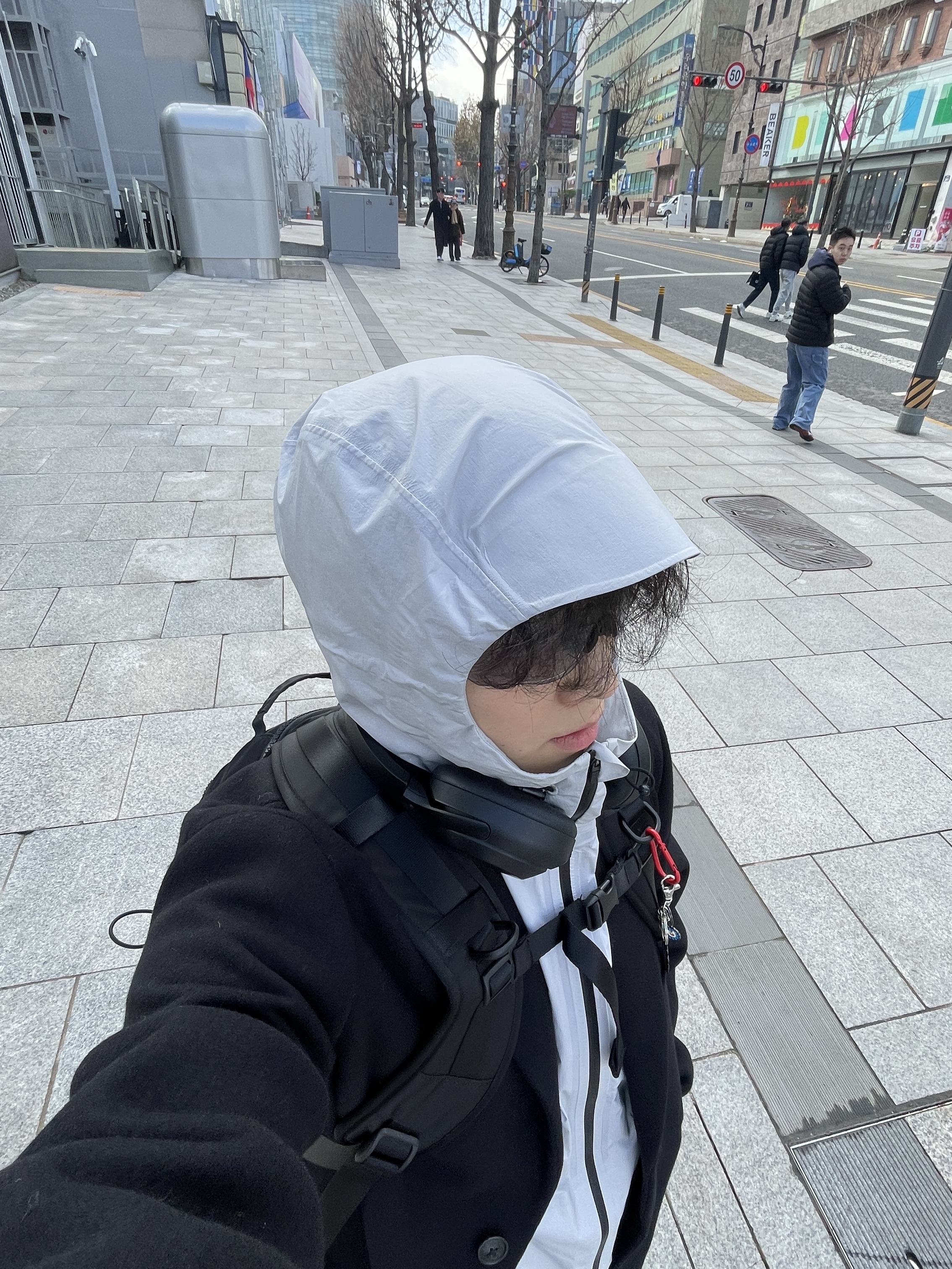 Oakley EVZero Path Matte White Frame Clear To Black Iridium Photochromic Lenses Low Bridge Fit 착용 스타일 - 5