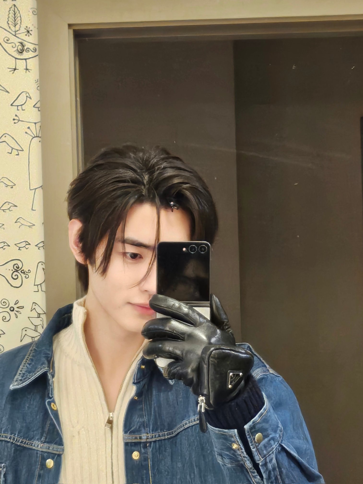 Prada Nappa Leather Gloves Pouch Black 착용 스타일