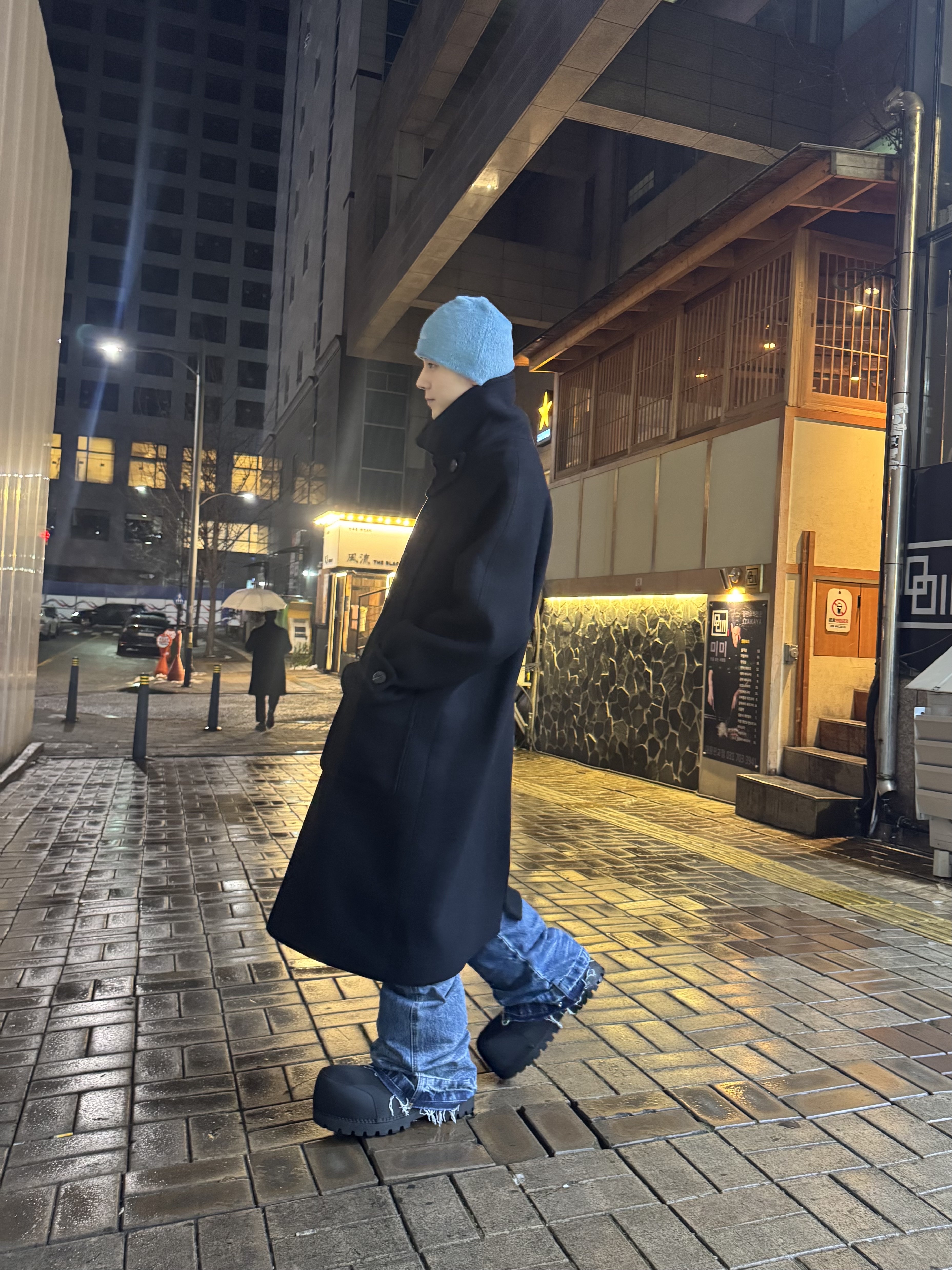 Undermycar Legion.02 Balmacaan Oversized Wool Coat Black, Balenciaga Skiwear Alaska Nylon Low Boot Black 착용 스타일 - 2