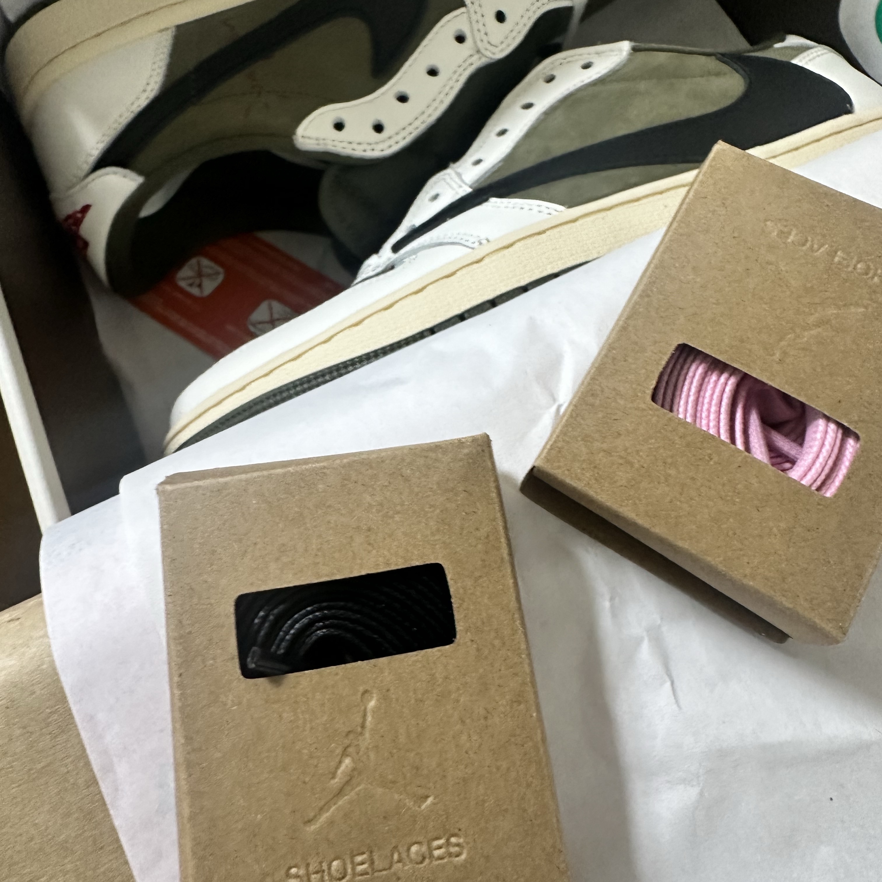 Jordan 1 x Travis Scott Retro Low OG SP Reverse Olive 착용 스타일 - 5