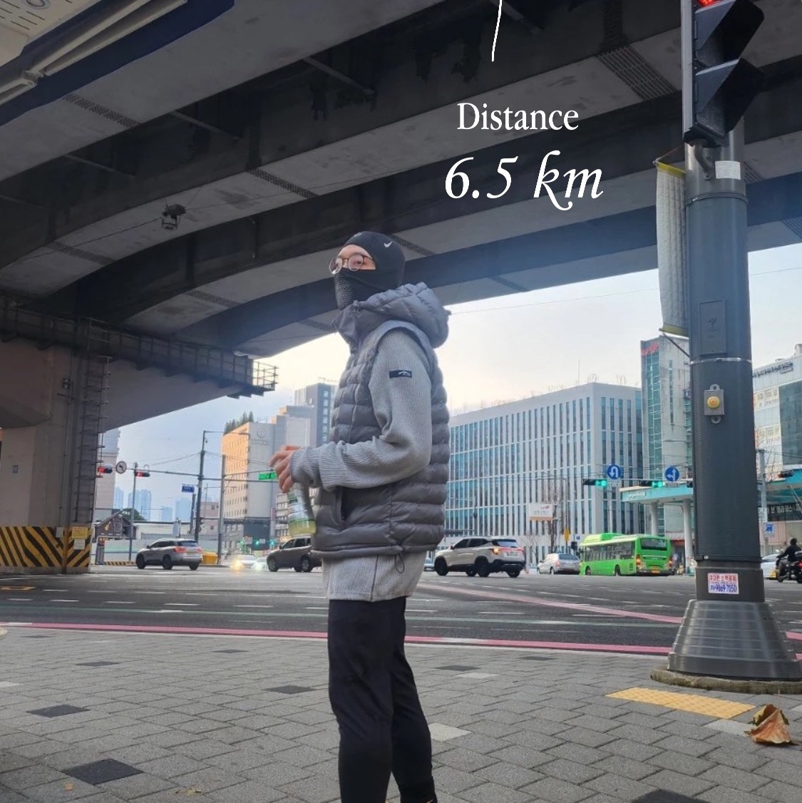 [KREAM 단독] runwhither Lightweight Hoodie Vest Deep Grey, Nike Air Zoom Pegasus 41 PRM Medium Ash Cave Stone 착용 스타일