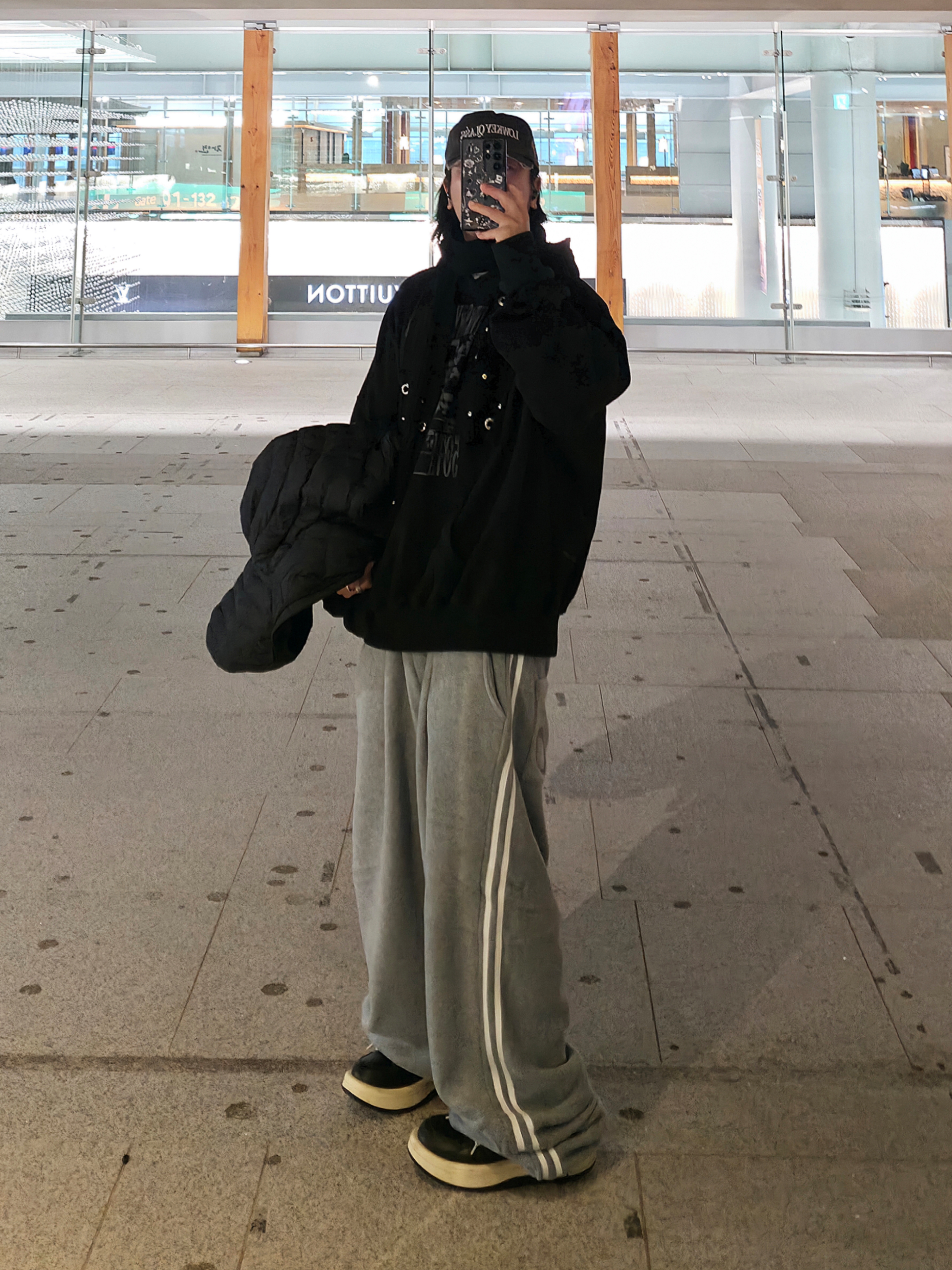 Undermycar 50th of Hiphop Anniversary Oversized Hoodie Real Black, DAUSPICE Eyelet Stud Muffler Black 착용 스타일 - 2