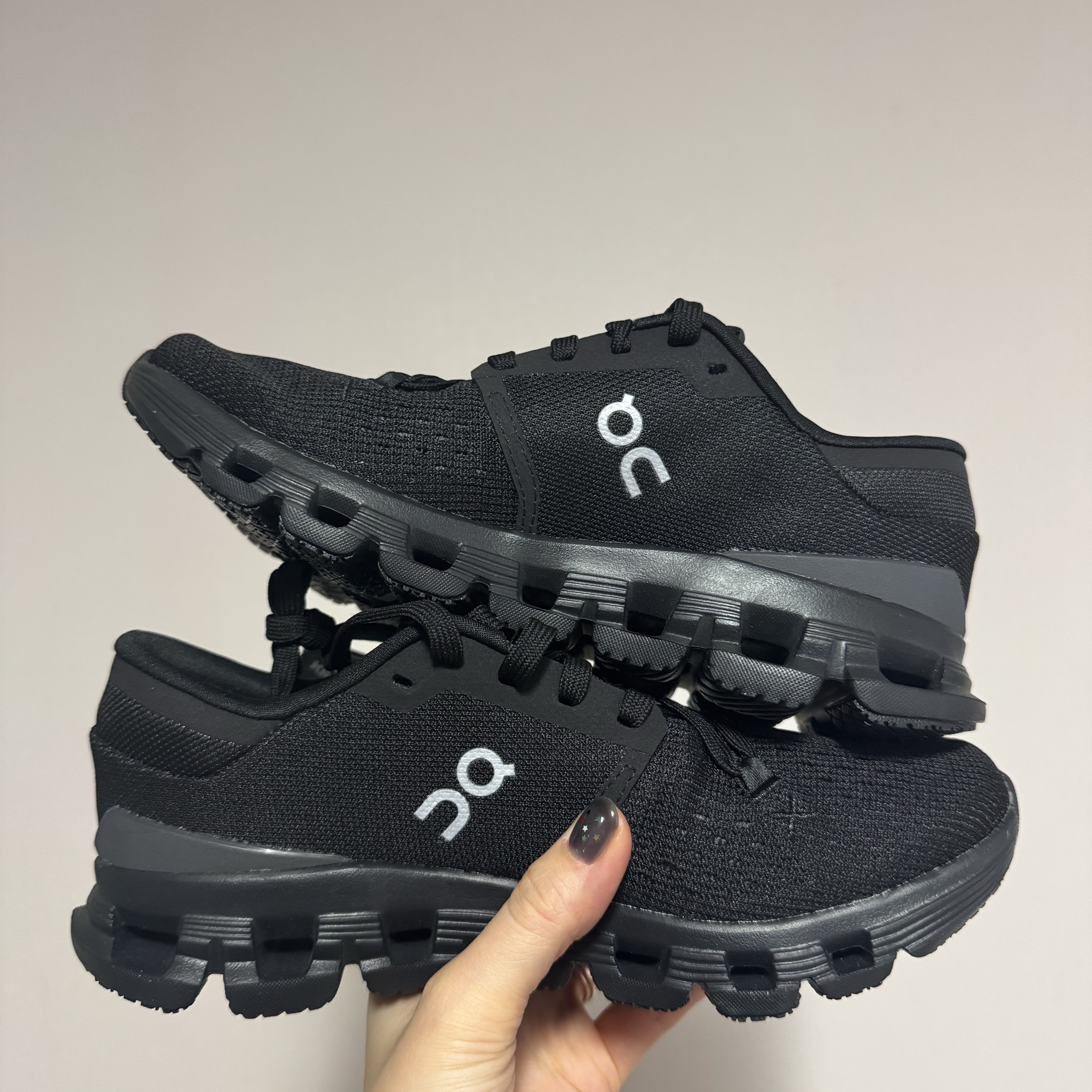 (W) On Running Cloud X 4 Black Eclipse 착용 스타일