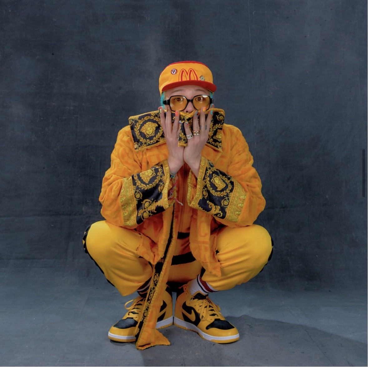 Jordan 1 Retro High OG Pollen, Versace I Love Baroque Bathrobe Yellow 착용 스타일