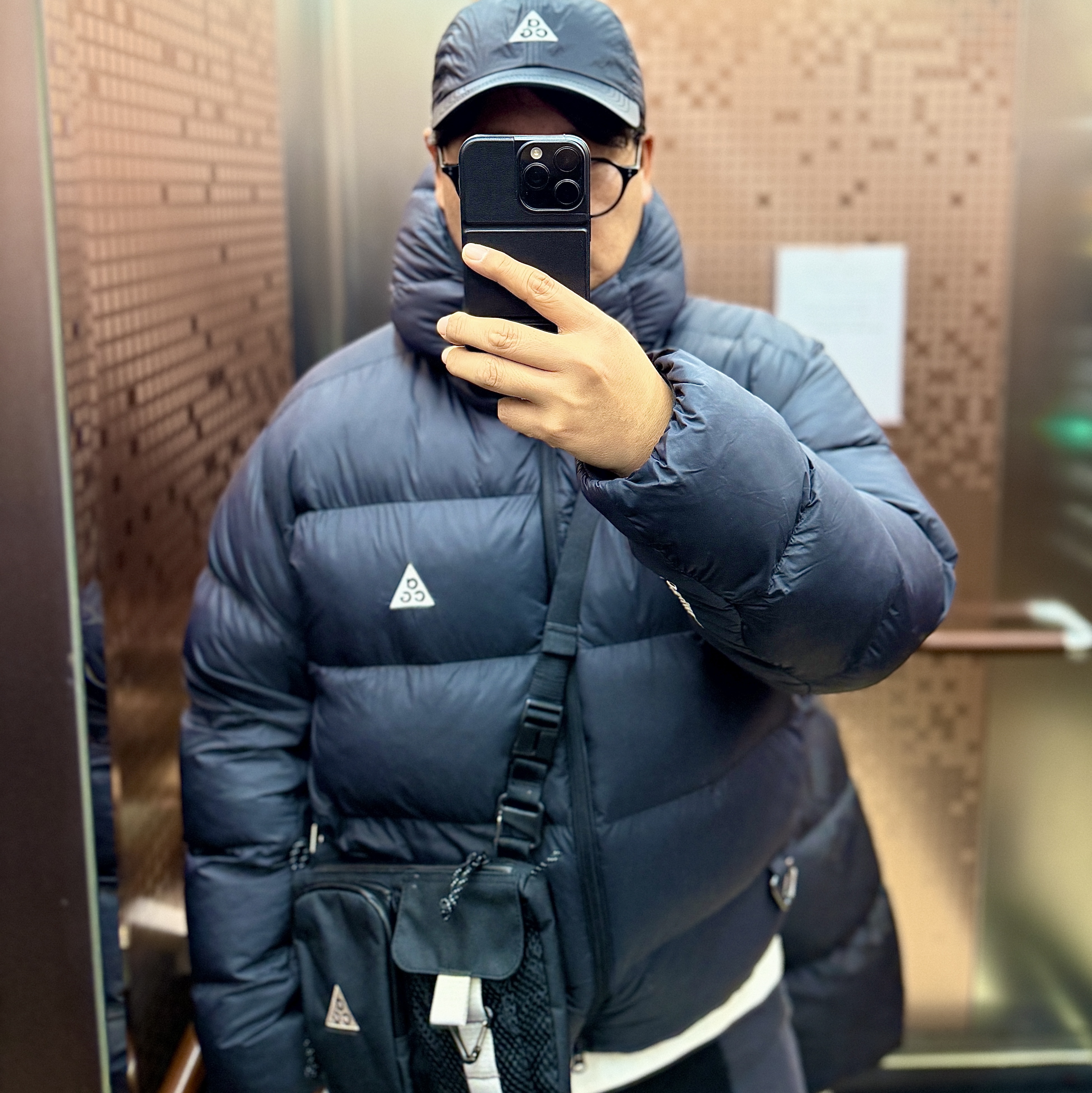Nike ACG Daymax Crossbody Bag 3L Black College Grey, Nike ACG Trail Cap Black 착용 스타일