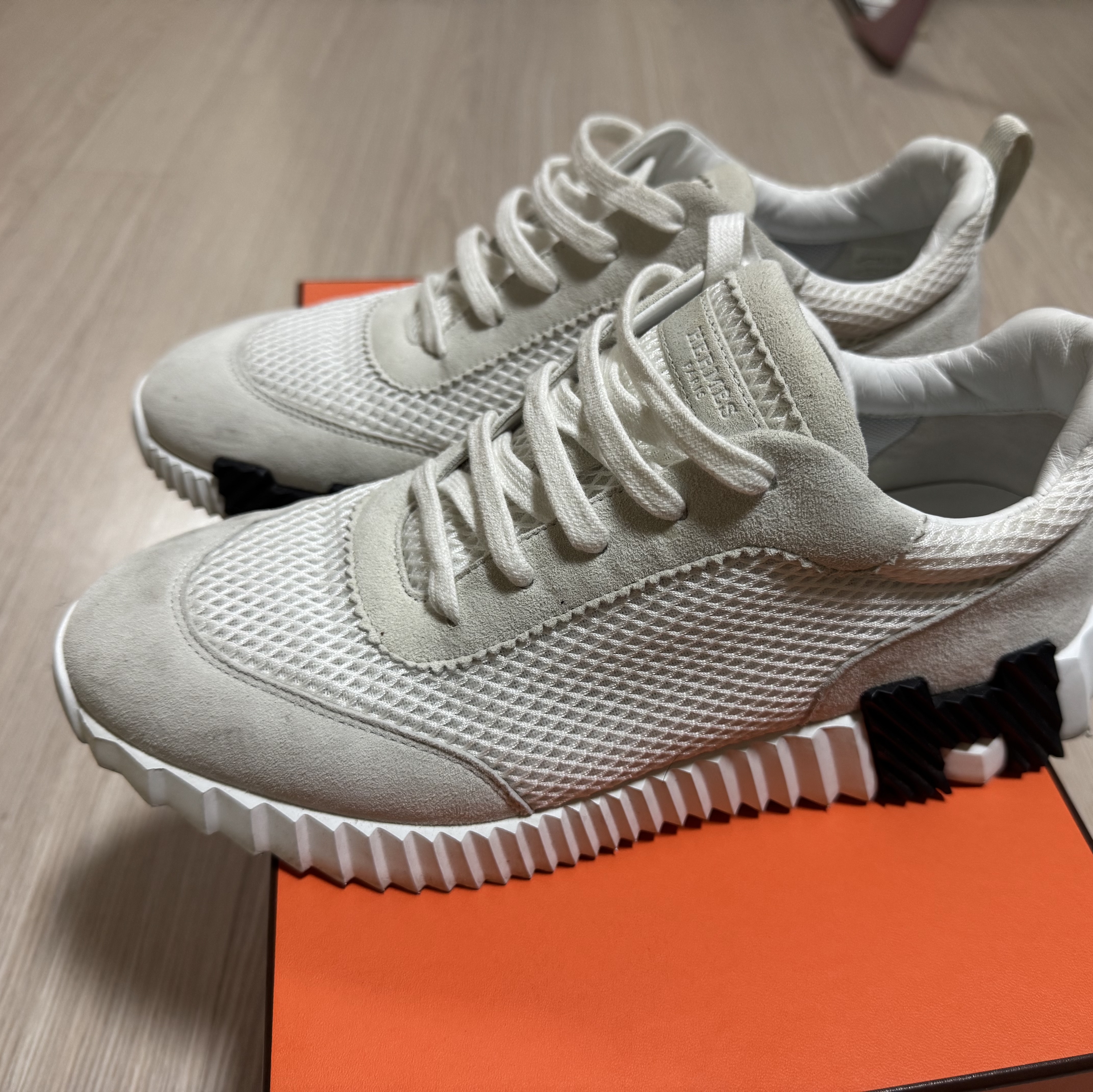 Hermes Bouncing Sneakers Graphic Mesh Suede Goatskin & Blanc 착용 스타일