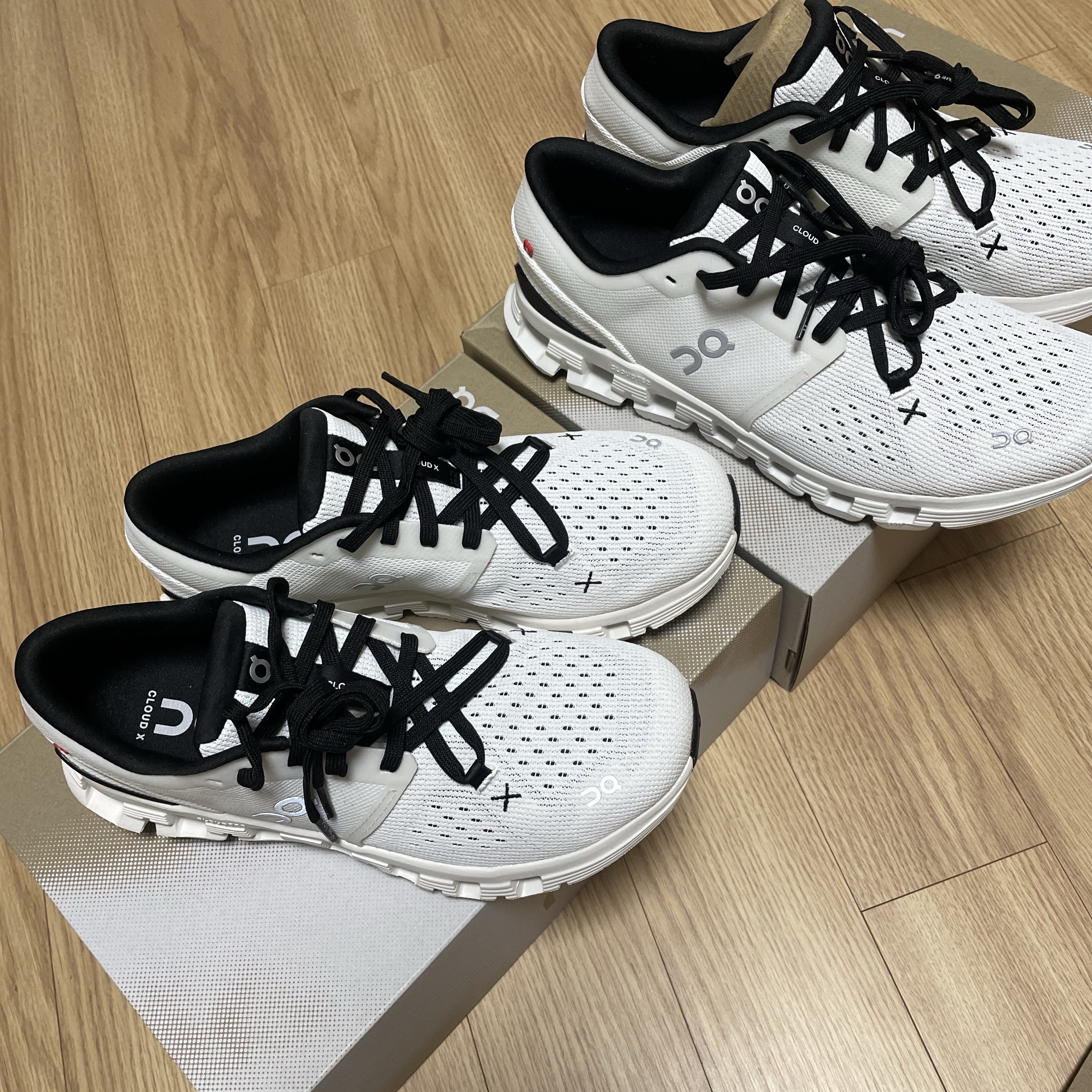 (W) On Running Cloud X 4 Ivory Black, On Running Cloud X 4 Ivory Black 착용 스타일 - 3