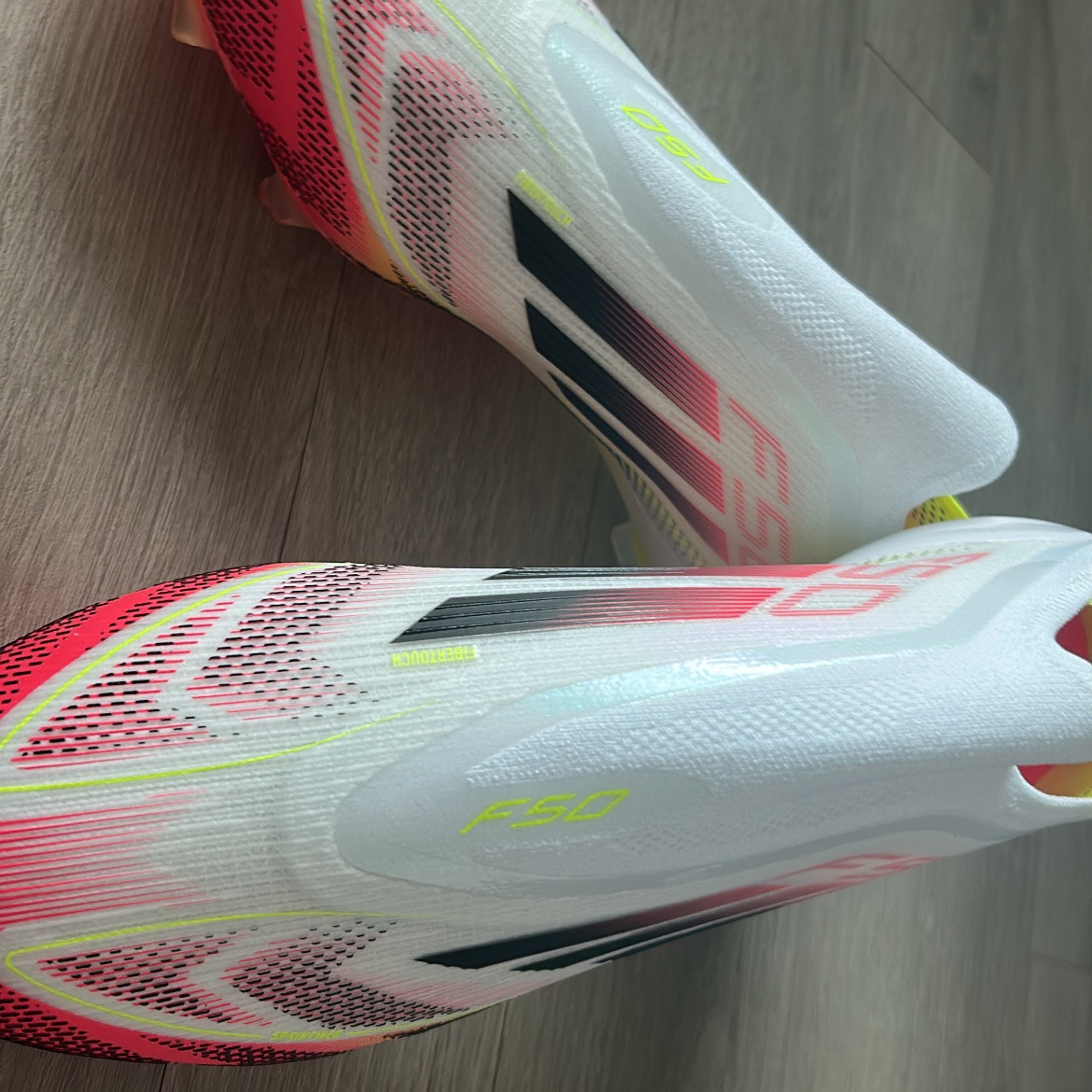 Adidas F50 Elite Laceless FG Cloud White Core Black 착용 스타일 - 1