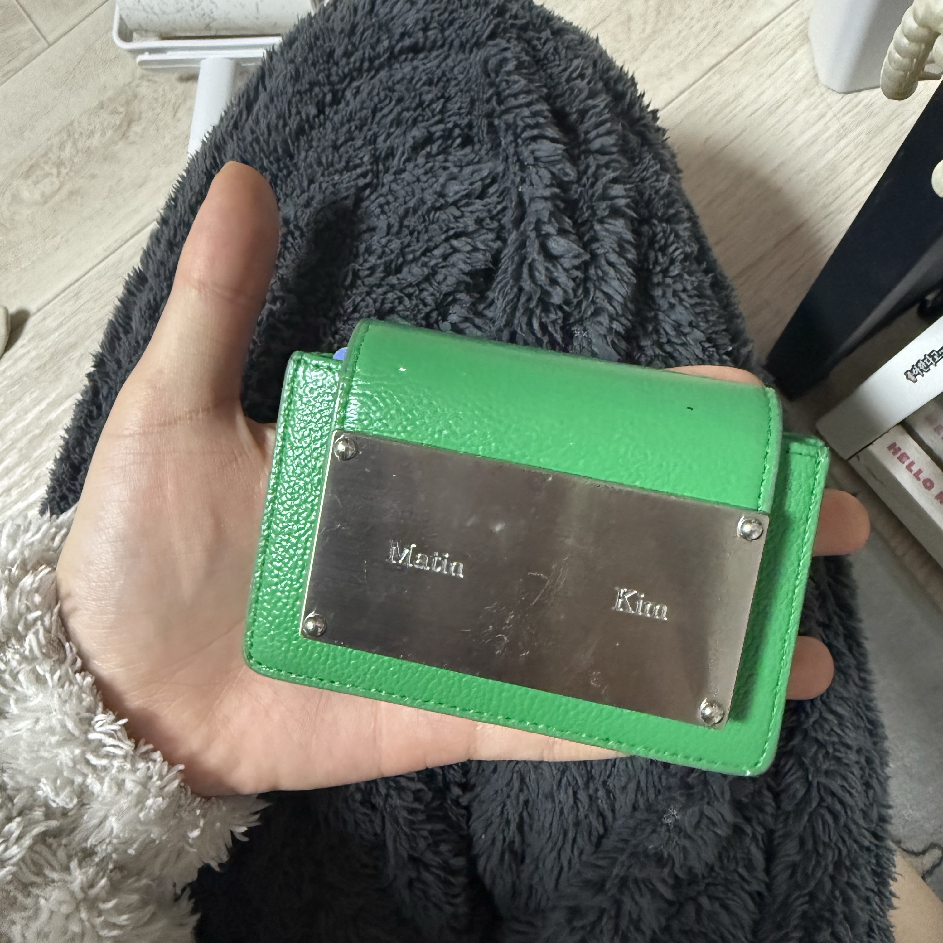 Matin Kim Accordion Wallet Green 착용 스타일 - 1