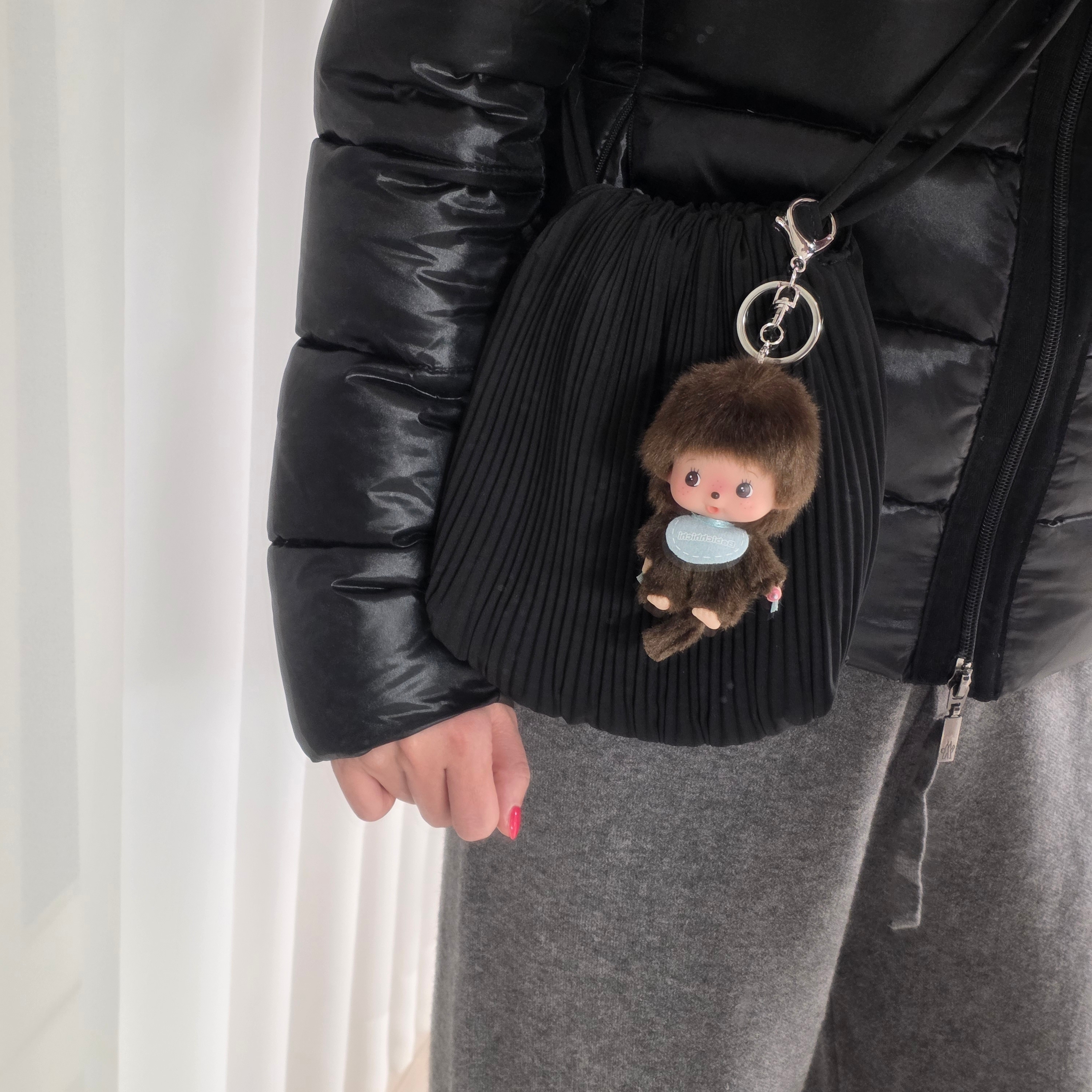 COS Scallop Crossbody Bag Black, Monchhichi Big Head Bebichhichi SS Keychain Boy 착용 스타일 - 2