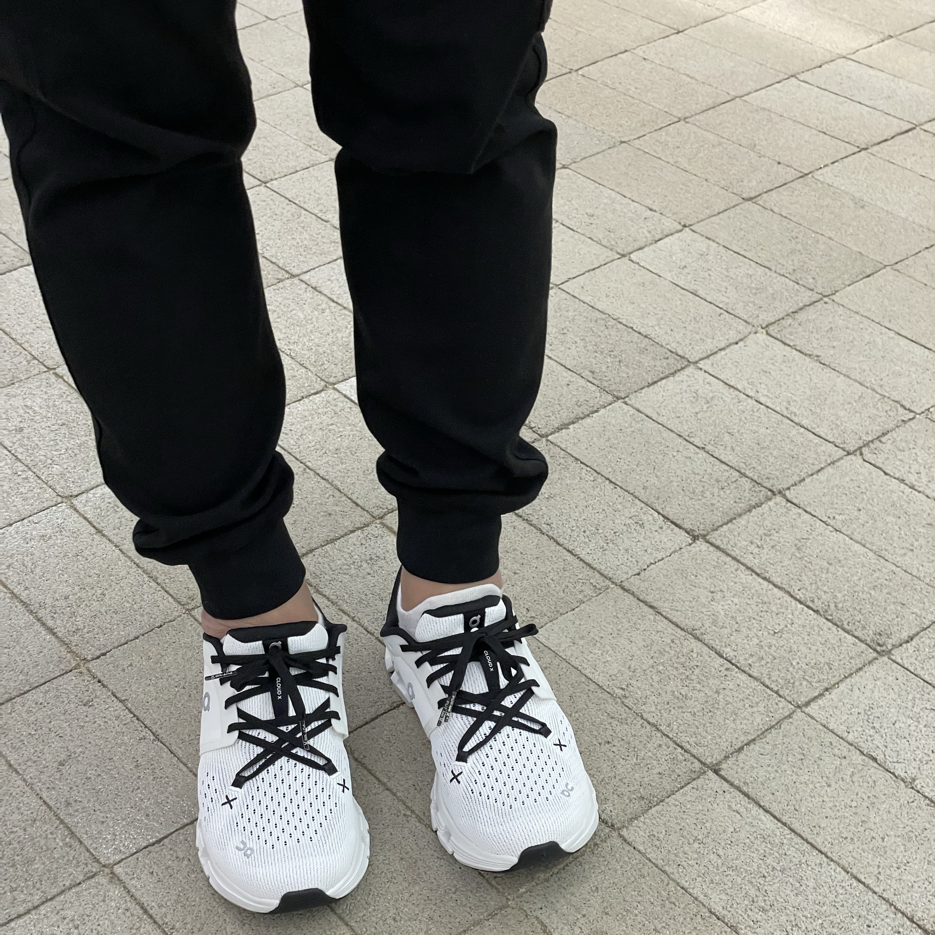 (W) On Running Cloud X 4 Ivory Black, On Running Cloud X 4 Ivory Black 착용 스타일 - 5