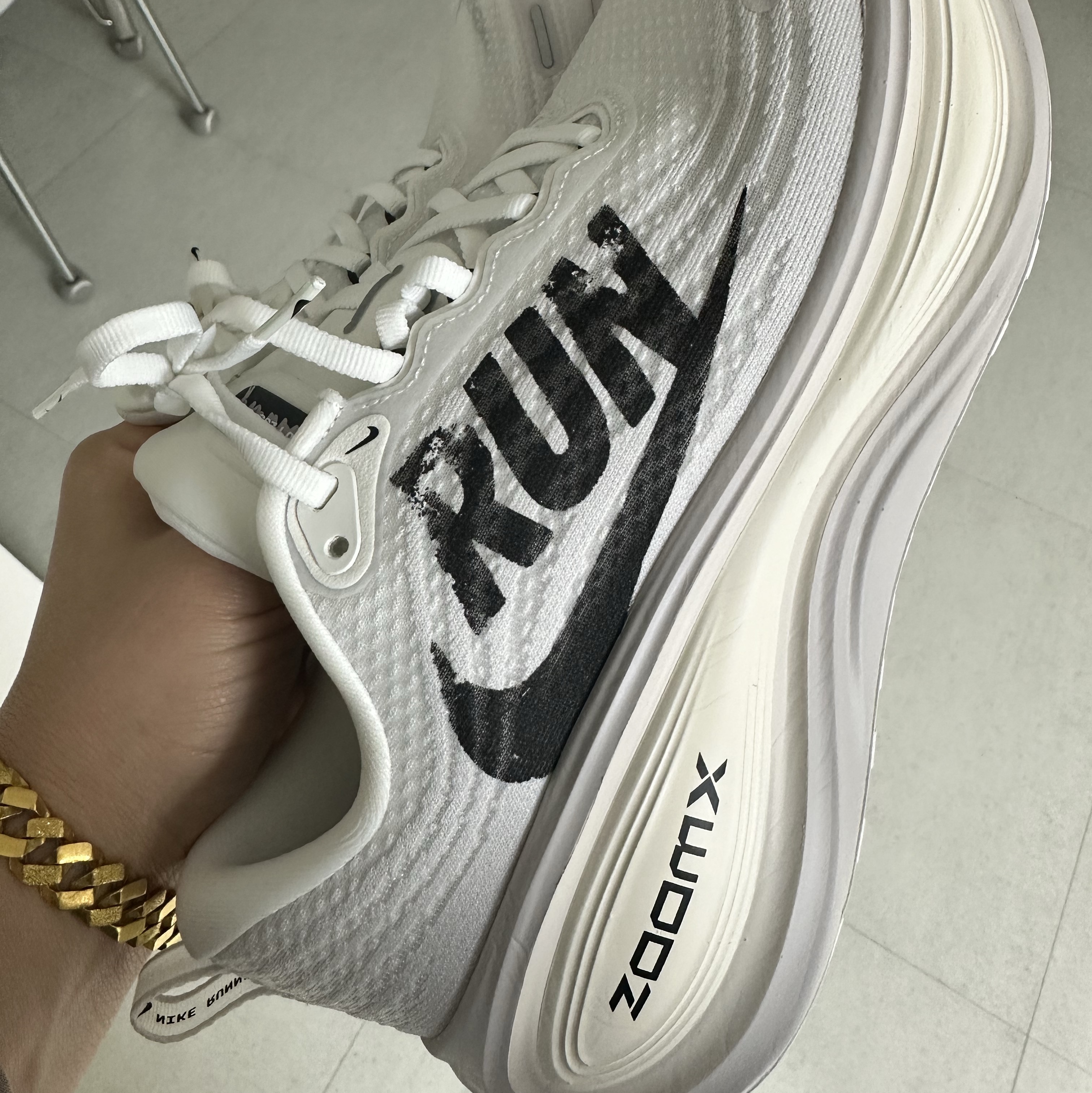 Nike Vomero Plus RUN Summit White Vast Grey 착용 스타일 - 2