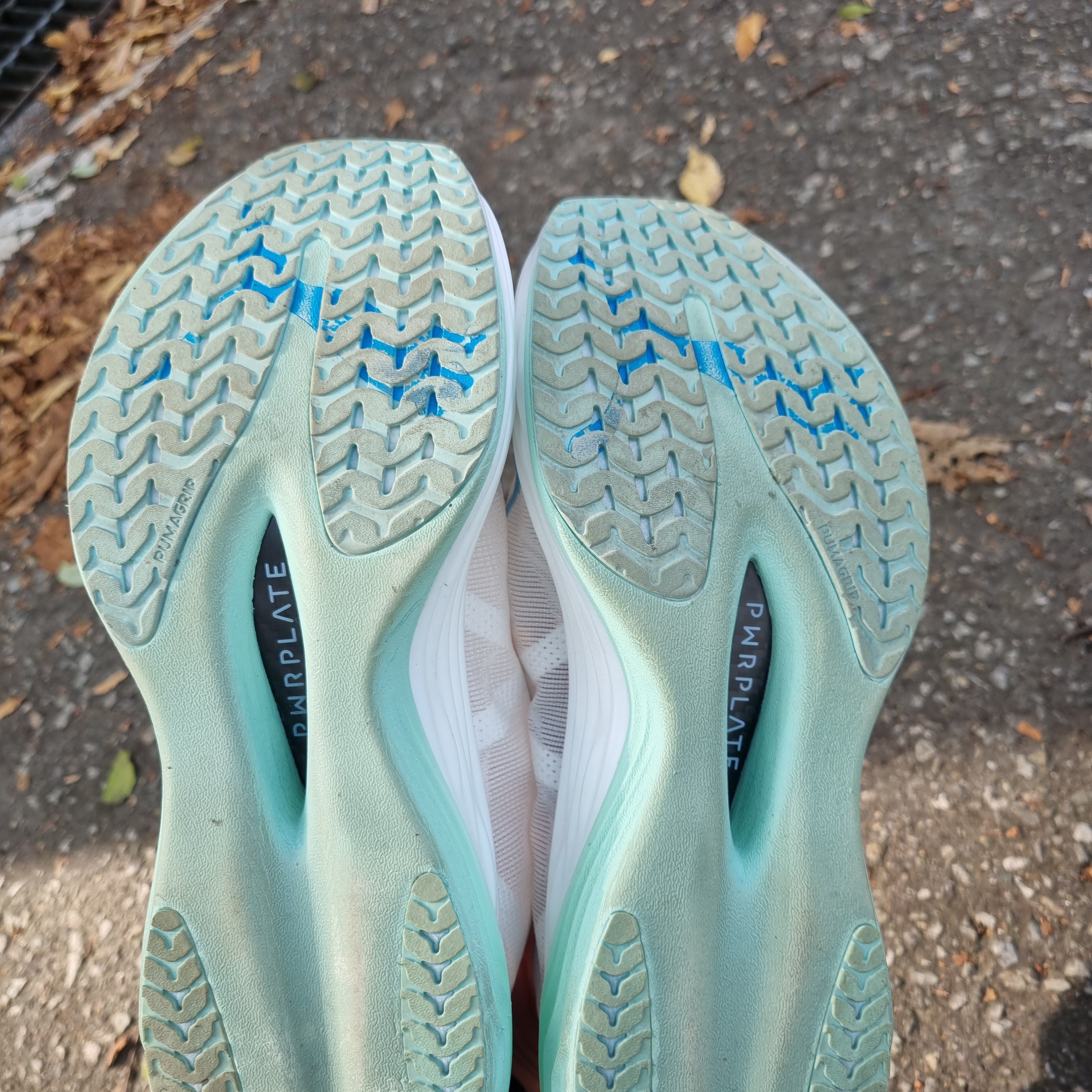 Puma Deviate Nitro Elite 3 White Speed Blue 착용 스타일 - 1
